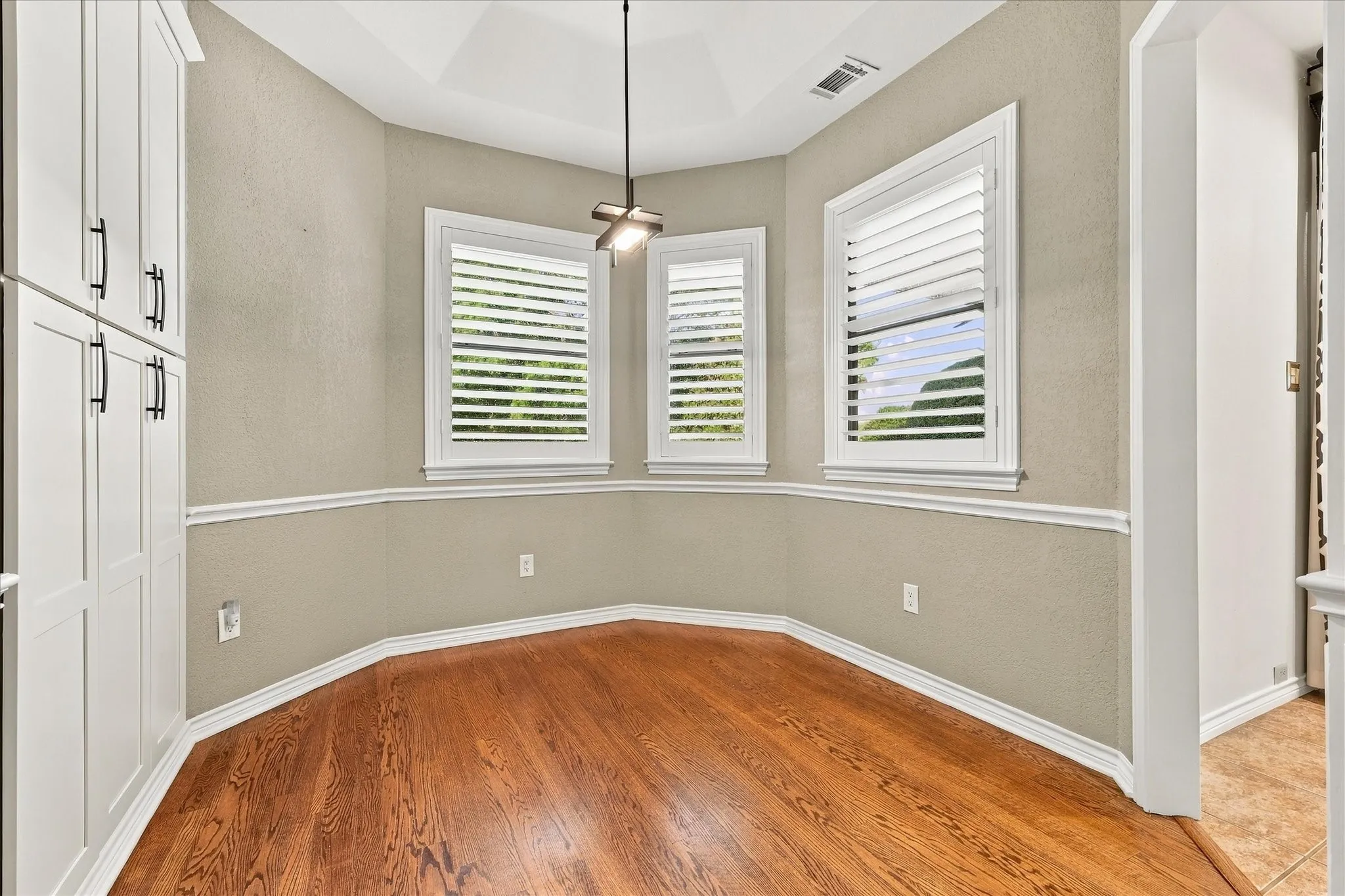 Single Family Residence For Sale in Denton County , 82 Remington Drive W, Highland Village, Texas 75077, 4 Bedroom, 4 Bathroom, 3 Garage spaces, 2,710 Sqft, built in 1986, mls#21390795, Real Estate Agent in Highland Village, Homes For Sale in Denton county, Homes For Sale in Highland Village, Realtor in Highland Village Texas, Real Estate Brokerage Independent Realty Texas, Luminita Cordes Realtor