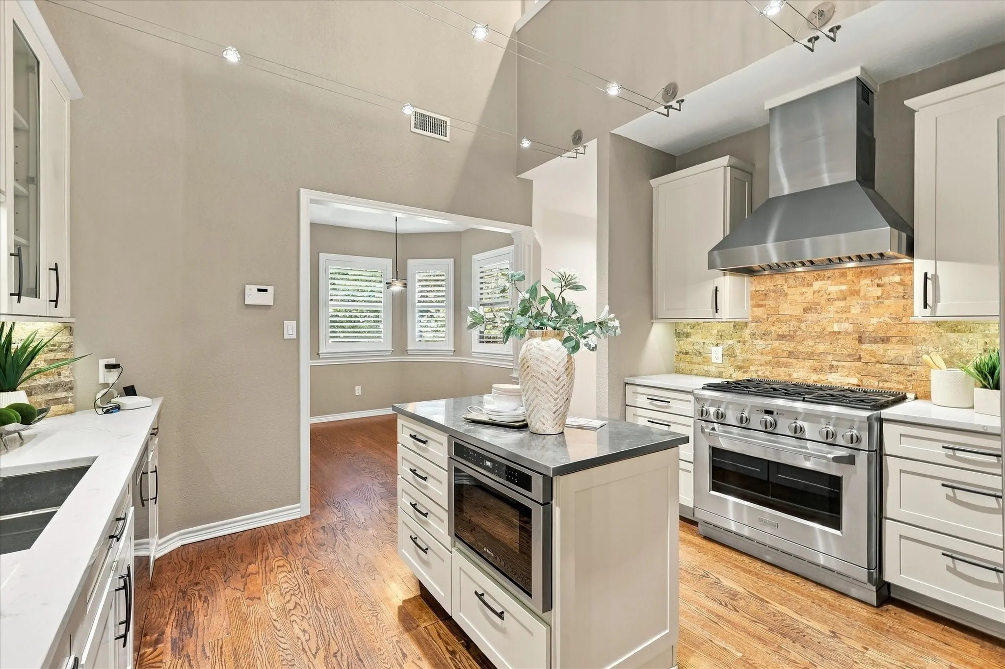 Single Family Residence For Sale in Denton County , 82 Remington Drive W, Highland Village, Texas 75077, 4 Bedroom, 4 Bathroom, 3 Garage spaces, 2,710 Sqft, built in 1986, mls#21390795, Real Estate Agent in Highland Village, Homes For Sale in Denton county, Homes For Sale in Highland Village, Realtor in Highland Village Texas, Real Estate Brokerage Independent Realty Texas, Luminita Cordes Realtor