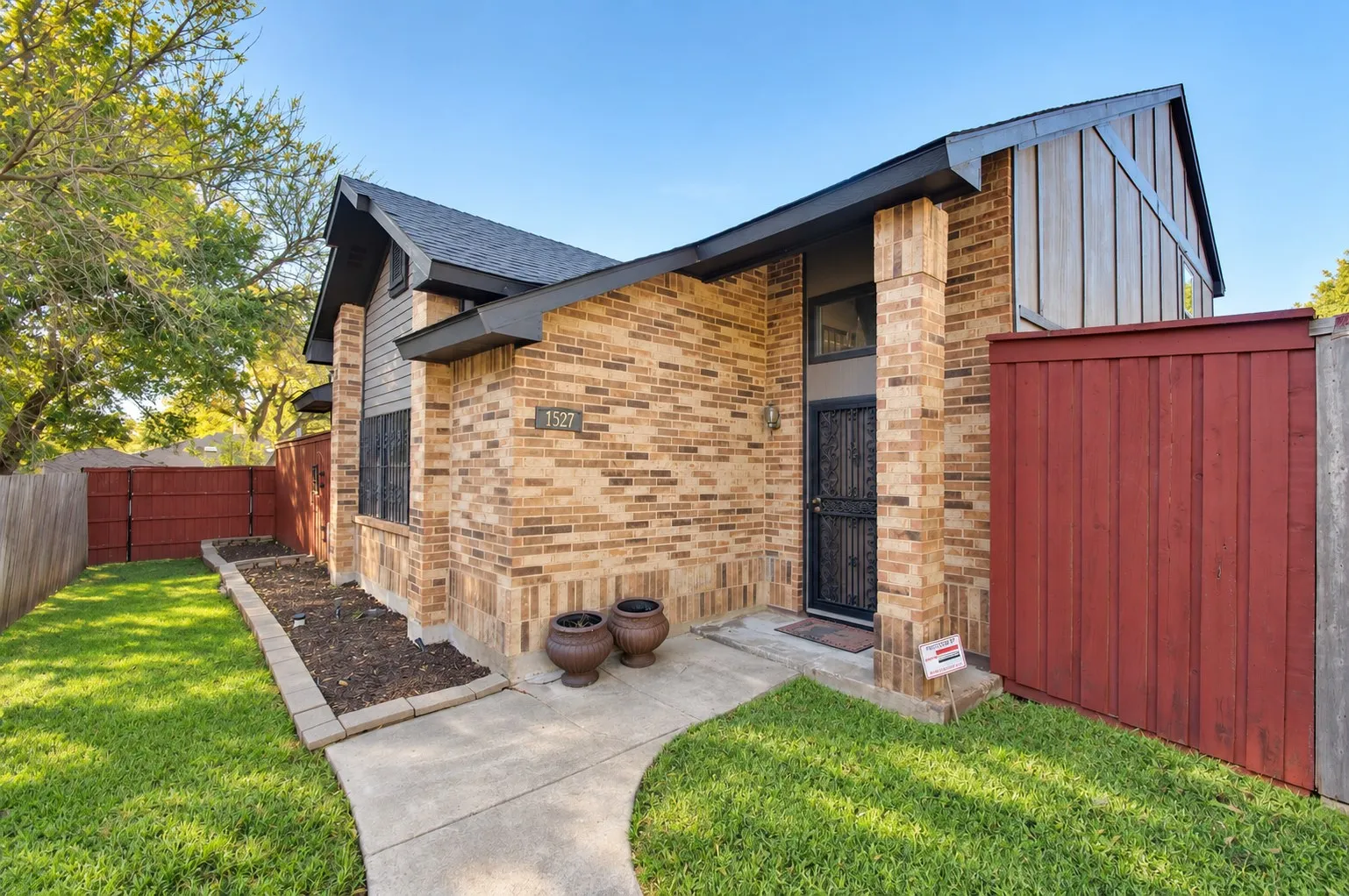 Single Family Residence For Sale in Dallas County , 1527 Hancock Drive, Mesquite, Texas 75149, 2 Bedroom, 3 Bathroom, 2 Garage spaces, 1,468 Sqft, built in 1984, mls#21403213, Real Estate Agent in Mesquite, Homes For Sale in Dallas county, Homes For Sale in Mesquite, Realtor in Mesquite Texas, Real Estate Brokerage Independent Realty Texas, Luminita Cordes Realtor