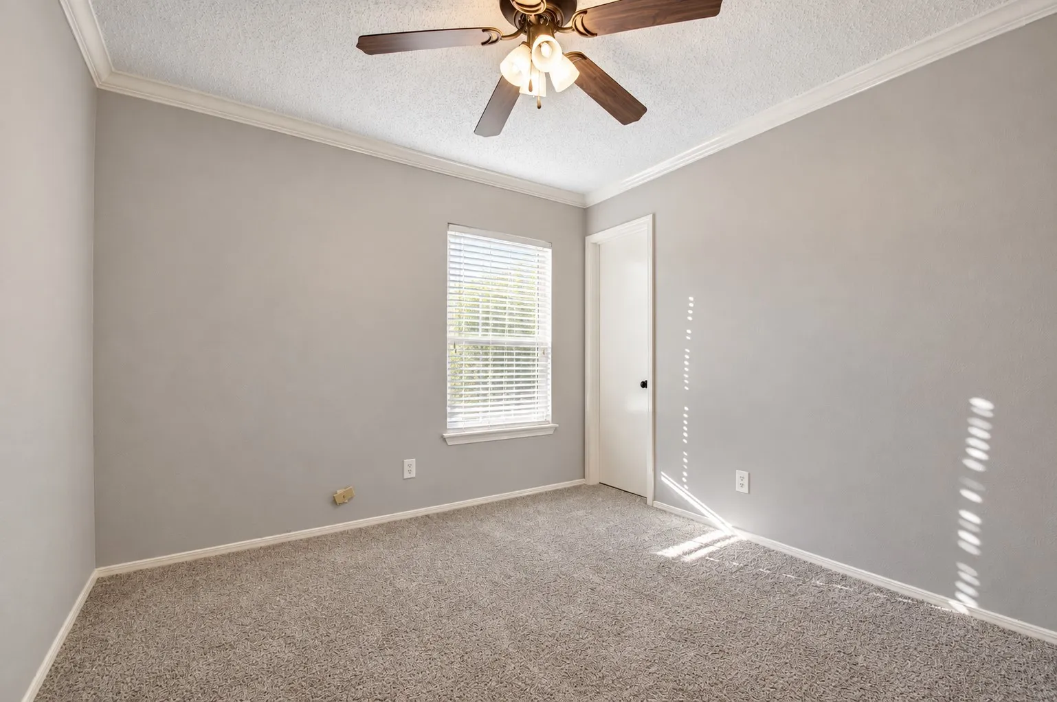 Single Family Residence For Sale in Dallas County , 1527 Hancock Drive, Mesquite, Texas 75149, 2 Bedroom, 3 Bathroom, 2 Garage spaces, 1,468 Sqft, built in 1984, mls#21403213, Real Estate Agent in Mesquite, Homes For Sale in Dallas county, Homes For Sale in Mesquite, Realtor in Mesquite Texas, Real Estate Brokerage Independent Realty Texas, Luminita Cordes Realtor