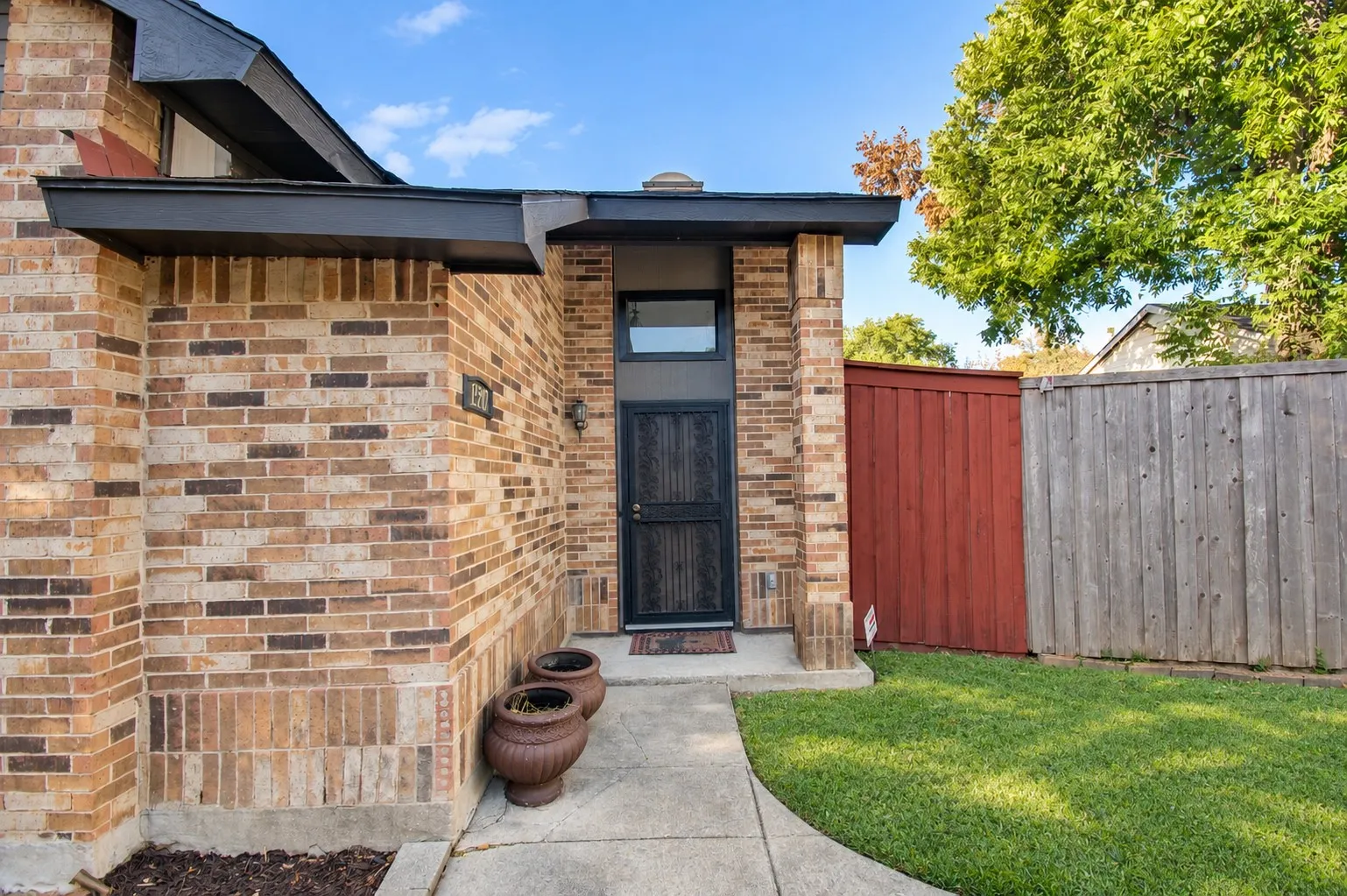 Single Family Residence For Sale in Dallas County , 1527 Hancock Drive, Mesquite, Texas 75149, 2 Bedroom, 3 Bathroom, 2 Garage spaces, 1,468 Sqft, built in 1984, mls#21403213, Real Estate Agent in Mesquite, Homes For Sale in Dallas county, Homes For Sale in Mesquite, Realtor in Mesquite Texas, Real Estate Brokerage Independent Realty Texas, Luminita Cordes Realtor