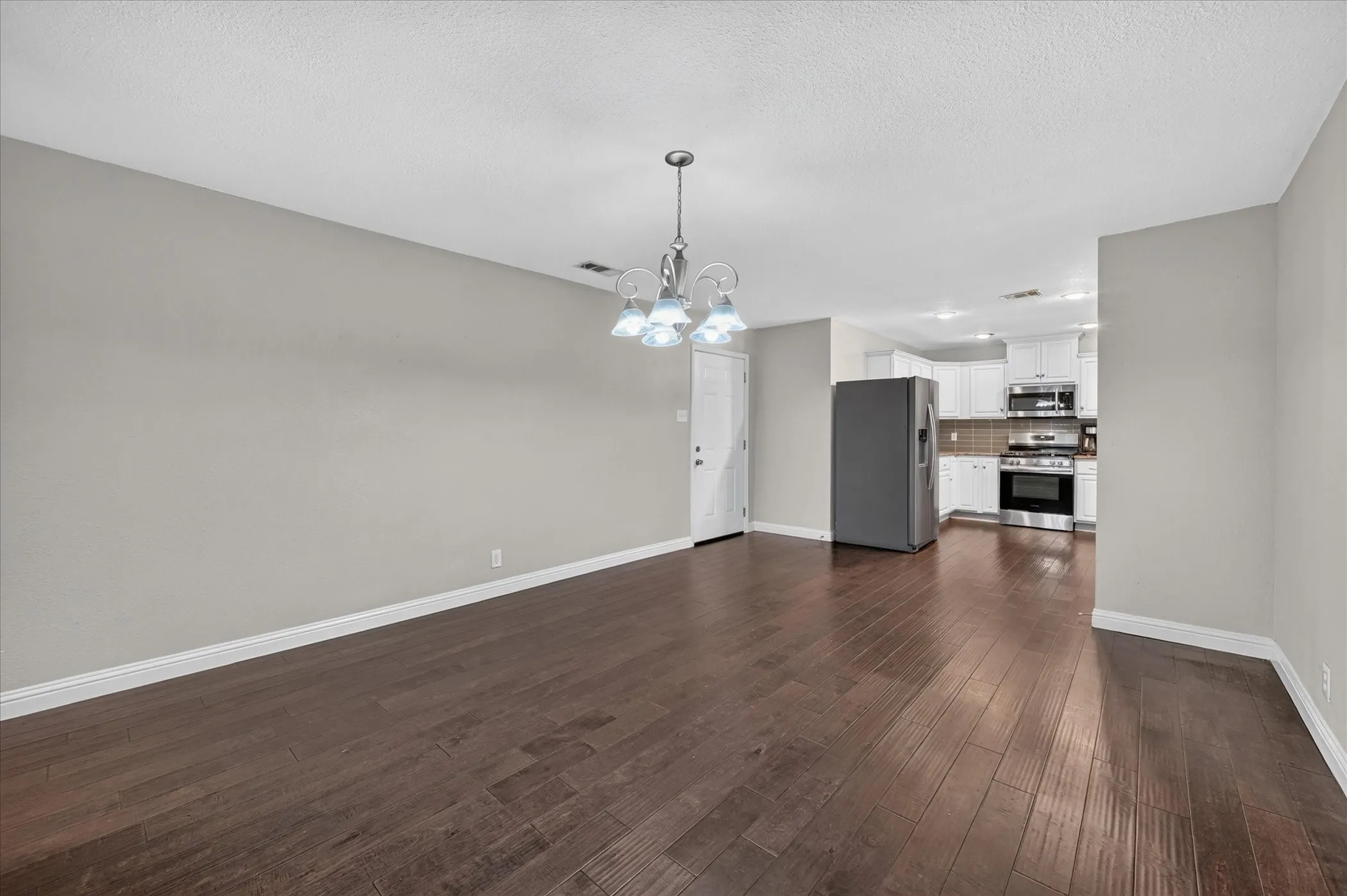 Single Family Residence For Sale in Tarrant County , 1216 Walker Drive, Hurst, Texas 76053, 3 Bedroom, 2 Bathroom, 2 Garage spaces, 1,764 Sqft, built in 1961, mls#21405615, Real Estate Agent in Hurst, Homes For Sale in Tarrant county, Homes For Sale in Hurst, Realtor in Hurst Texas, Real Estate Brokerage Independent Realty Texas, Luminita Cordes Realtor