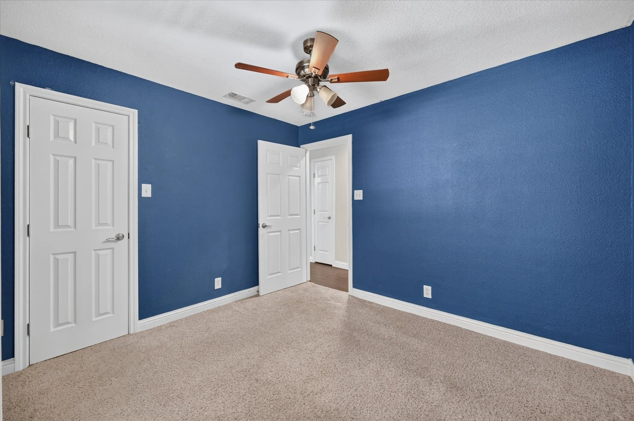 Single Family Residence For Sale in Tarrant County , 1216 Walker Drive, Hurst, Texas 76053, 3 Bedroom, 2 Bathroom, 2 Garage spaces, 1,764 Sqft, built in 1961, mls#21405615, Real Estate Agent in Hurst, Homes For Sale in Tarrant county, Homes For Sale in Hurst, Realtor in Hurst Texas, Real Estate Brokerage Independent Realty Texas, Luminita Cordes Realtor
