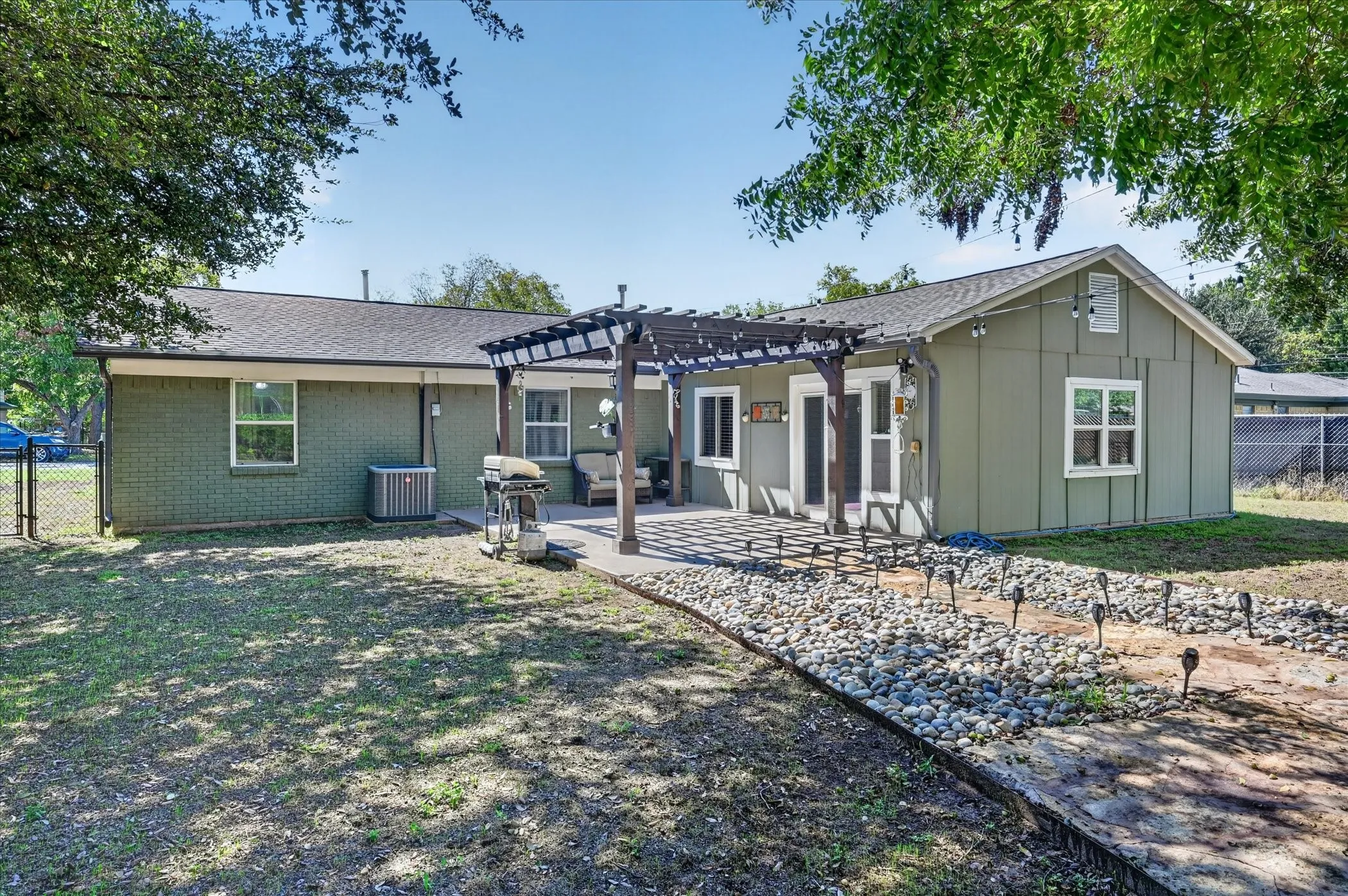 Single Family Residence For Sale in Tarrant County , 1216 Walker Drive, Hurst, Texas 76053, 3 Bedroom, 2 Bathroom, 2 Garage spaces, 1,764 Sqft, built in 1961, mls#21405615, Real Estate Agent in Hurst, Homes For Sale in Tarrant county, Homes For Sale in Hurst, Realtor in Hurst Texas, Real Estate Brokerage Independent Realty Texas, Luminita Cordes Realtor