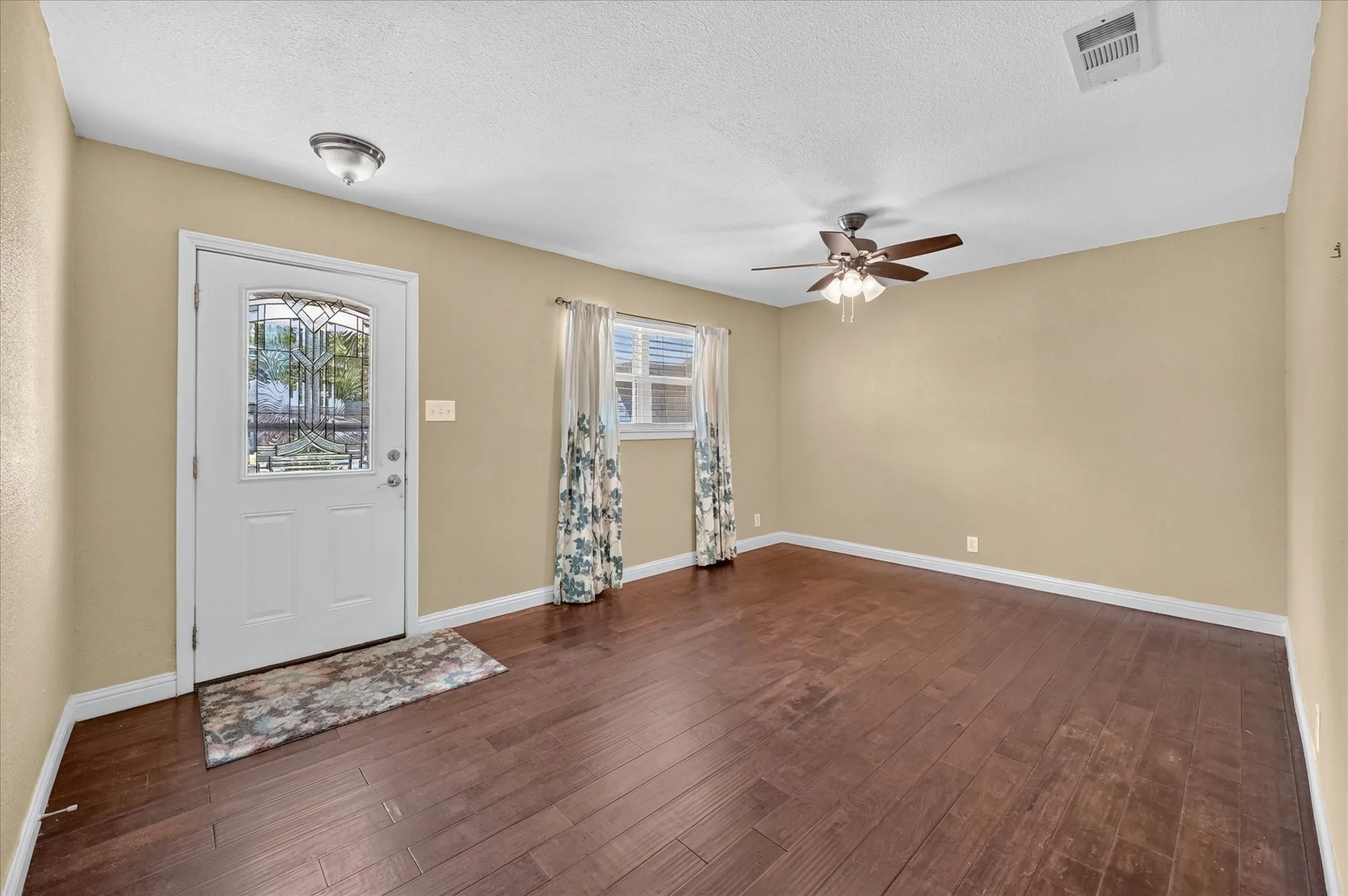 Single Family Residence For Sale in Tarrant County , 1216 Walker Drive, Hurst, Texas 76053, 3 Bedroom, 2 Bathroom, 2 Garage spaces, 1,764 Sqft, built in 1961, mls#21405615, Real Estate Agent in Hurst, Homes For Sale in Tarrant county, Homes For Sale in Hurst, Realtor in Hurst Texas, Real Estate Brokerage Independent Realty Texas, Luminita Cordes Realtor