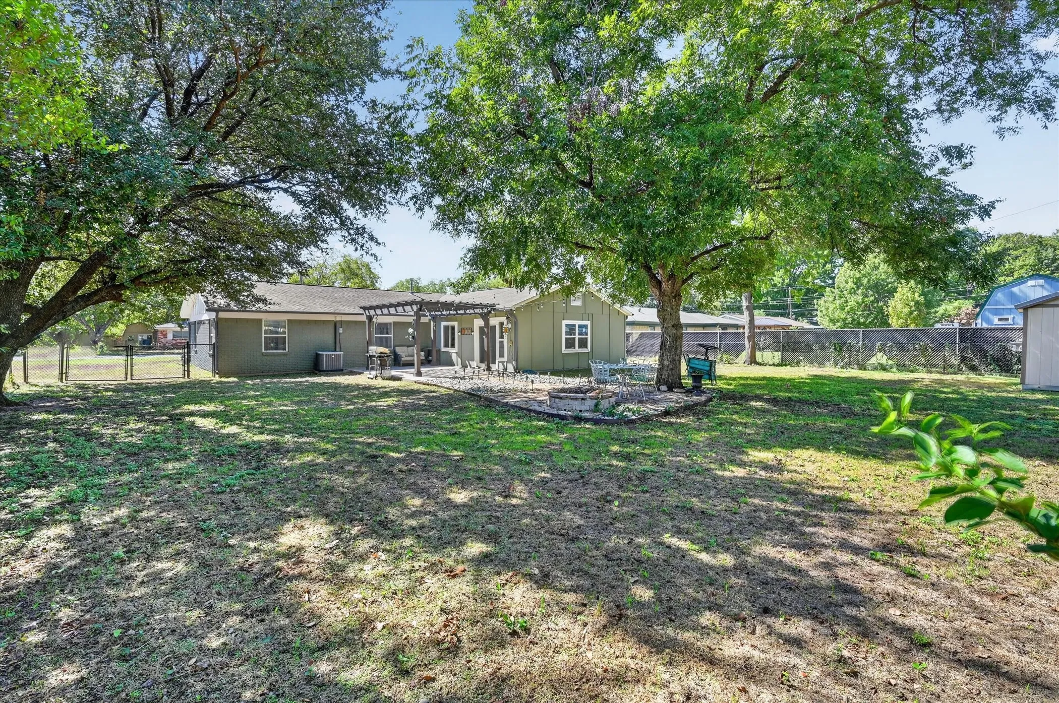 Single Family Residence For Sale in Tarrant County , 1216 Walker Drive, Hurst, Texas 76053, 3 Bedroom, 2 Bathroom, 2 Garage spaces, 1,764 Sqft, built in 1961, mls#21405615, Real Estate Agent in Hurst, Homes For Sale in Tarrant county, Homes For Sale in Hurst, Realtor in Hurst Texas, Real Estate Brokerage Independent Realty Texas, Luminita Cordes Realtor