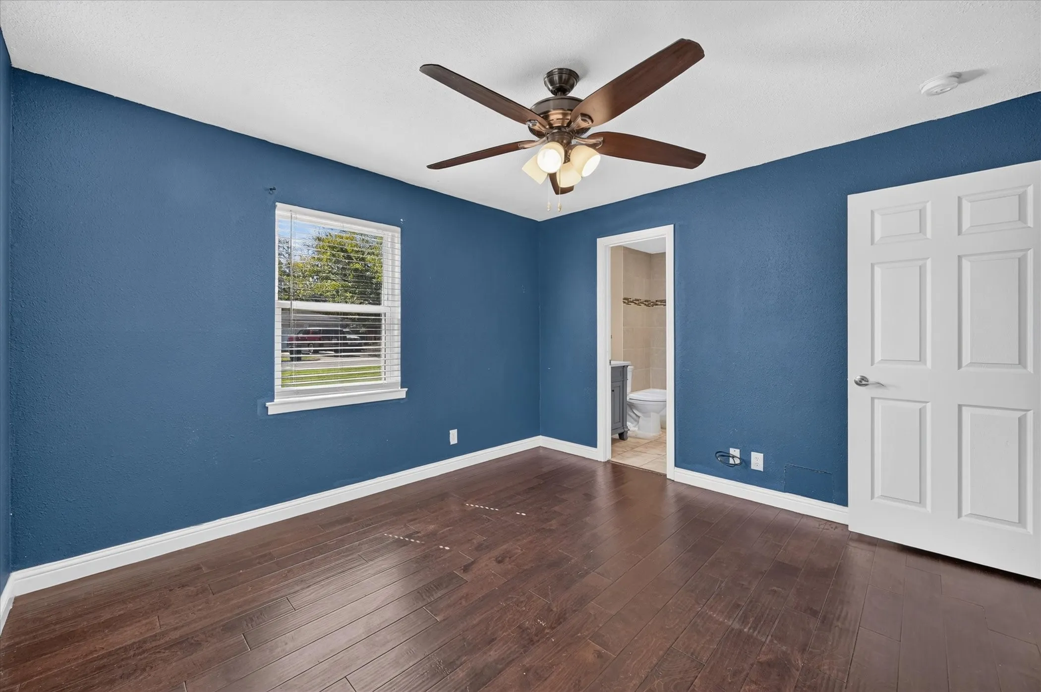 Single Family Residence For Sale in Tarrant County , 1216 Walker Drive, Hurst, Texas 76053, 3 Bedroom, 2 Bathroom, 2 Garage spaces, 1,764 Sqft, built in 1961, mls#21405615, Real Estate Agent in Hurst, Homes For Sale in Tarrant county, Homes For Sale in Hurst, Realtor in Hurst Texas, Real Estate Brokerage Independent Realty Texas, Luminita Cordes Realtor