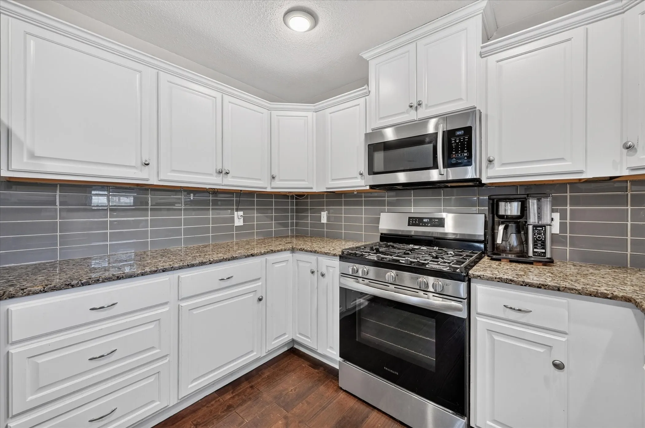 Single Family Residence For Sale in Tarrant County , 1216 Walker Drive, Hurst, Texas 76053, 3 Bedroom, 2 Bathroom, 2 Garage spaces, 1,764 Sqft, built in 1961, mls#21405615, Real Estate Agent in Hurst, Homes For Sale in Tarrant county, Homes For Sale in Hurst, Realtor in Hurst Texas, Real Estate Brokerage Independent Realty Texas, Luminita Cordes Realtor
