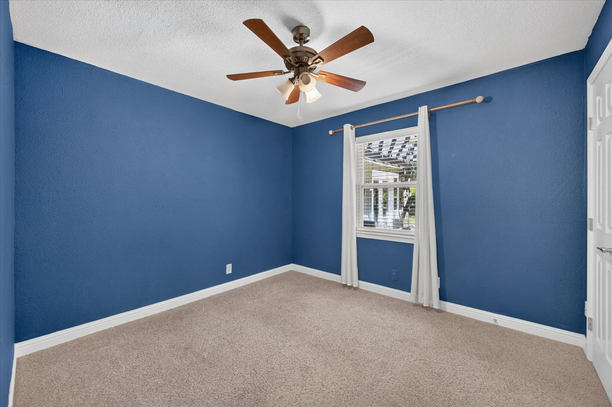 Single Family Residence For Sale in Tarrant County , 1216 Walker Drive, Hurst, Texas 76053, 3 Bedroom, 2 Bathroom, 2 Garage spaces, 1,764 Sqft, built in 1961, mls#21405615, Real Estate Agent in Hurst, Homes For Sale in Tarrant county, Homes For Sale in Hurst, Realtor in Hurst Texas, Real Estate Brokerage Independent Realty Texas, Luminita Cordes Realtor