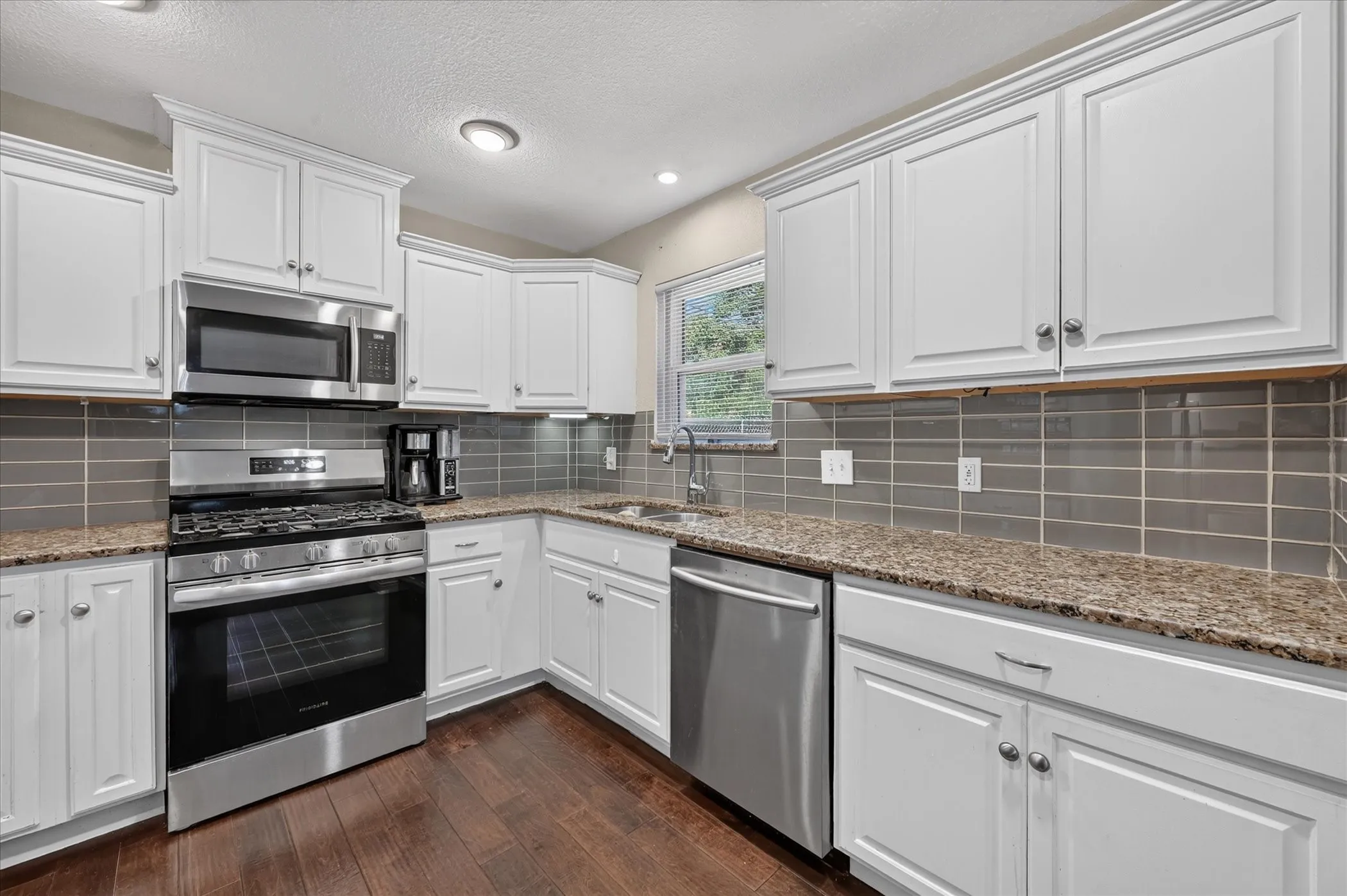 Single Family Residence For Sale in Tarrant County , 1216 Walker Drive, Hurst, Texas 76053, 3 Bedroom, 2 Bathroom, 2 Garage spaces, 1,764 Sqft, built in 1961, mls#21405615, Real Estate Agent in Hurst, Homes For Sale in Tarrant county, Homes For Sale in Hurst, Realtor in Hurst Texas, Real Estate Brokerage Independent Realty Texas, Luminita Cordes Realtor