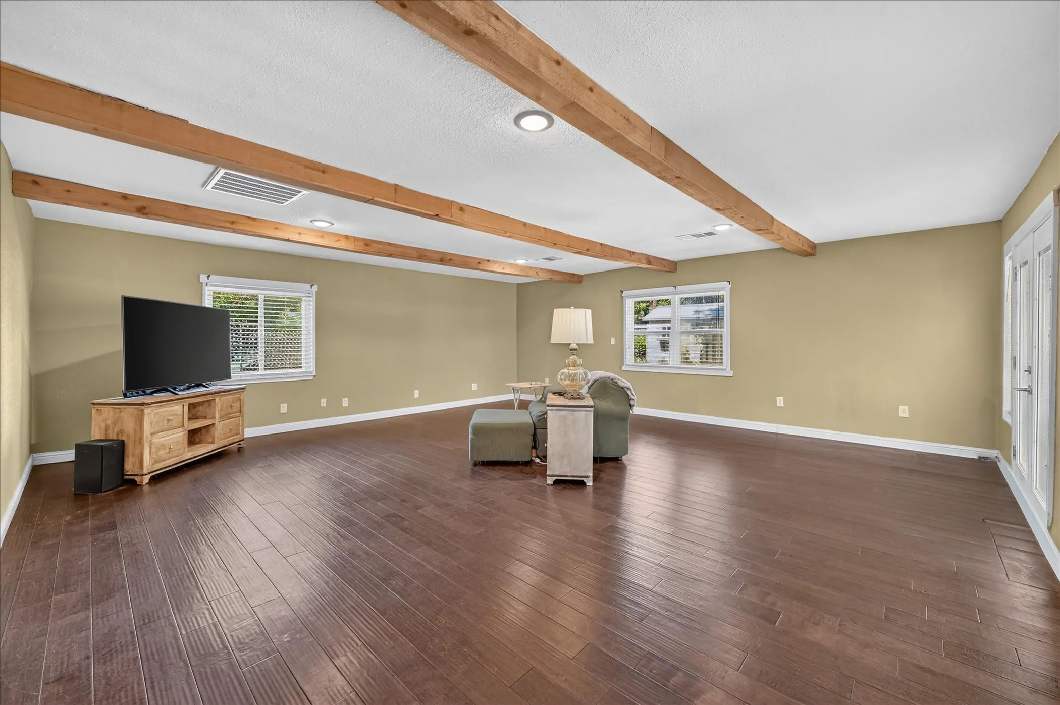 Single Family Residence For Sale in Tarrant County , 1216 Walker Drive, Hurst, Texas 76053, 3 Bedroom, 2 Bathroom, 2 Garage spaces, 1,764 Sqft, built in 1961, mls#21405615, Real Estate Agent in Hurst, Homes For Sale in Tarrant county, Homes For Sale in Hurst, Realtor in Hurst Texas, Real Estate Brokerage Independent Realty Texas, Luminita Cordes Realtor