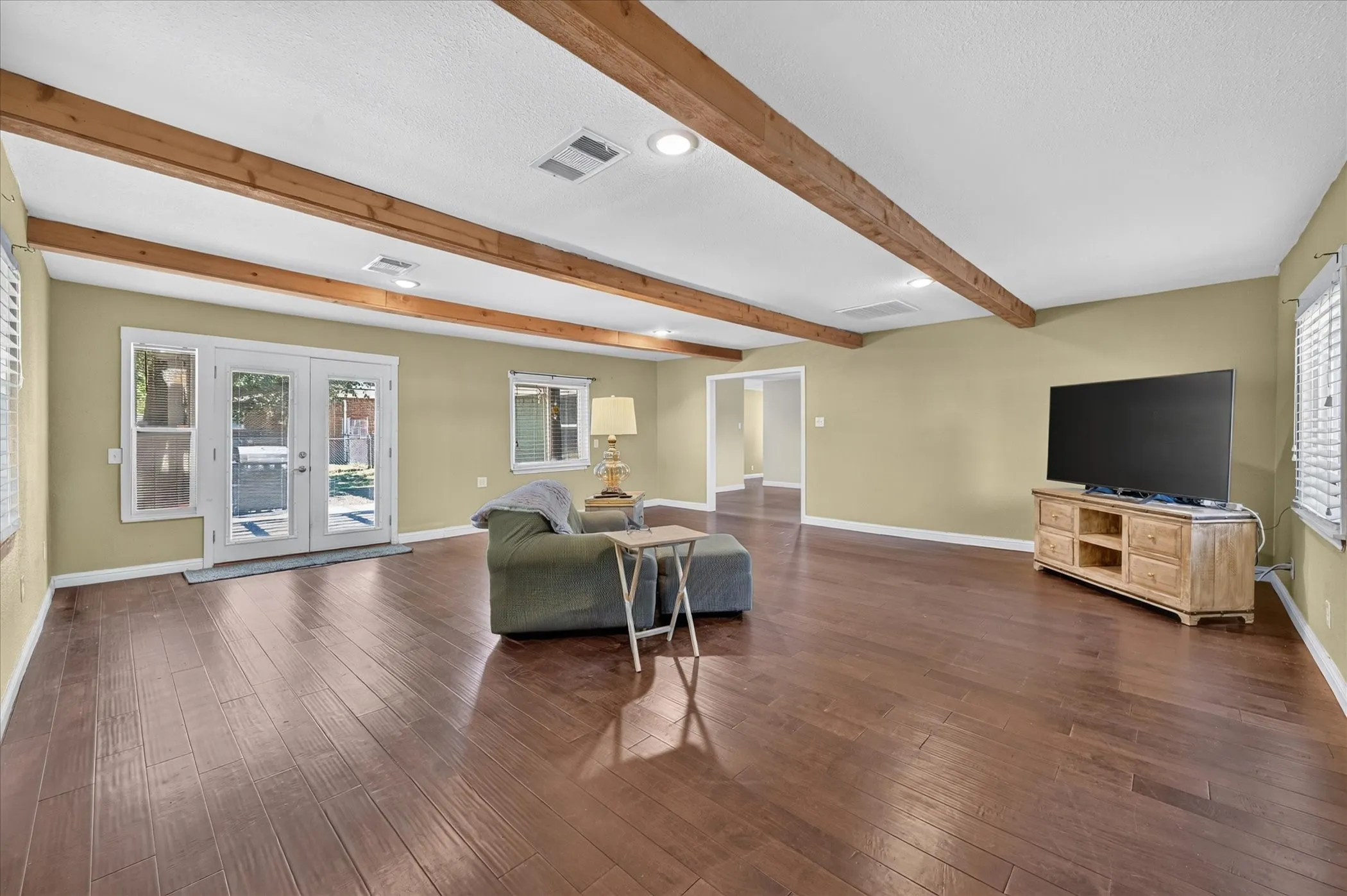 Single Family Residence For Sale in Tarrant County , 1216 Walker Drive, Hurst, Texas 76053, 3 Bedroom, 2 Bathroom, 2 Garage spaces, 1,764 Sqft, built in 1961, mls#21405615, Real Estate Agent in Hurst, Homes For Sale in Tarrant county, Homes For Sale in Hurst, Realtor in Hurst Texas, Real Estate Brokerage Independent Realty Texas, Luminita Cordes Realtor