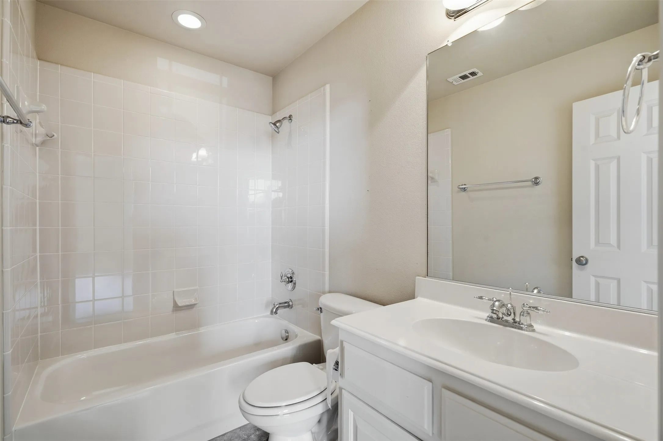 Single Family Residence For Rent in Denton County , 2310 Queen Morgan Lane, Lewisville, Texas 75056, 3 Bedroom, 3 Bathroom, 2 Garage spaces, 2,999 Sqft, built in 2004, mls#21407286, Real Estate Agent in Lewisville, Homes For Rent in Denton county, Homes For Rent in Lewisville, Realtor in Lewisville Texas, Real Estate Brokerage Independent Realty Texas, Luminita Cordes Realtor