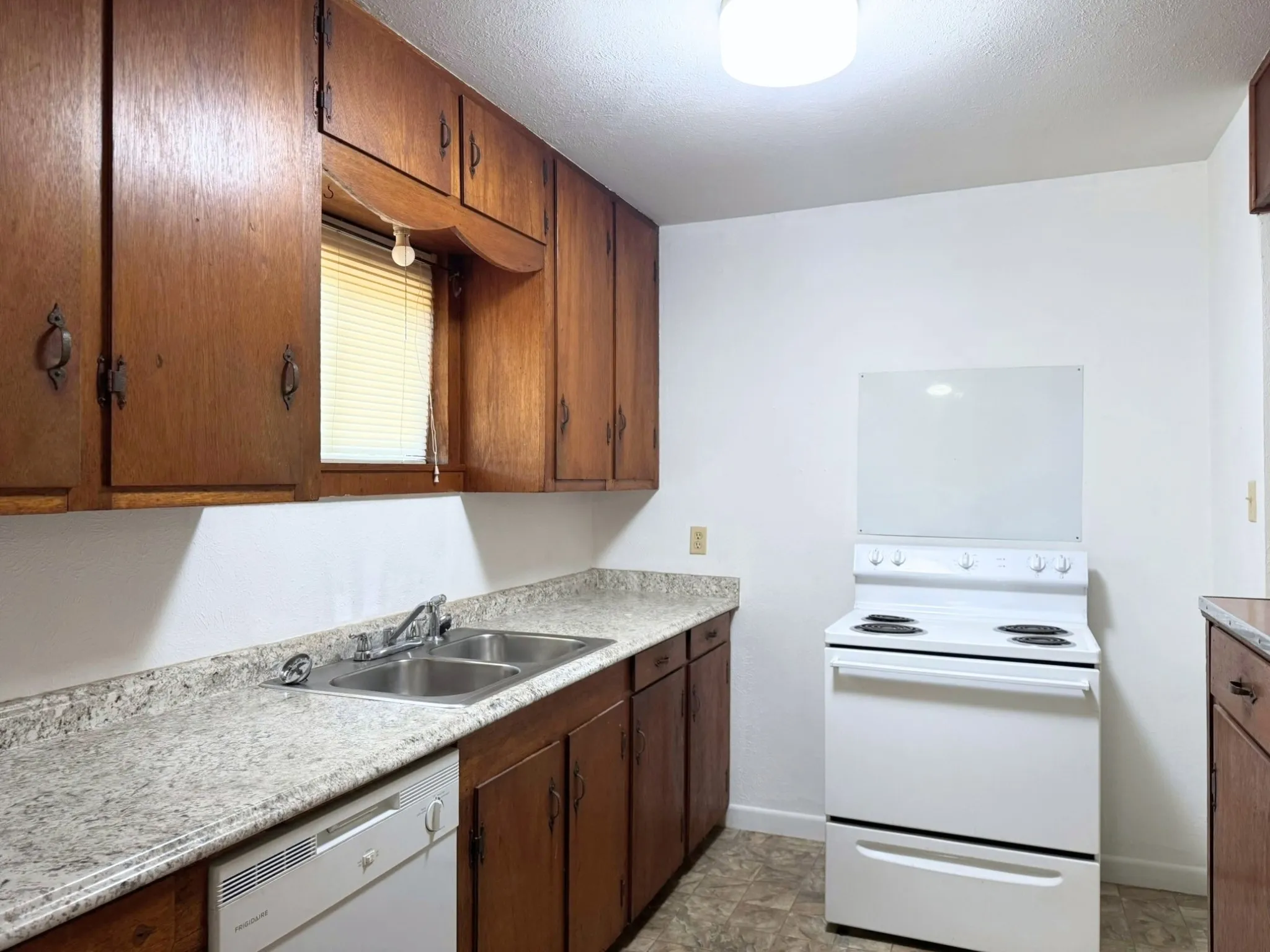 Single Family Residence For Sale in Hood County , 204 E 6th Street, Tolar, Texas 76476, 3 Bedroom, 1 Bathroom, 1 Garage spaces, 960 Sqft, built in 1977, mls#21406698, Real Estate Agent in Tolar, Homes For Sale in Hood county, Homes For Sale in Tolar, Realtor in Tolar Texas, Real Estate Brokerage Independent Realty Texas, Luminita Cordes Realtor