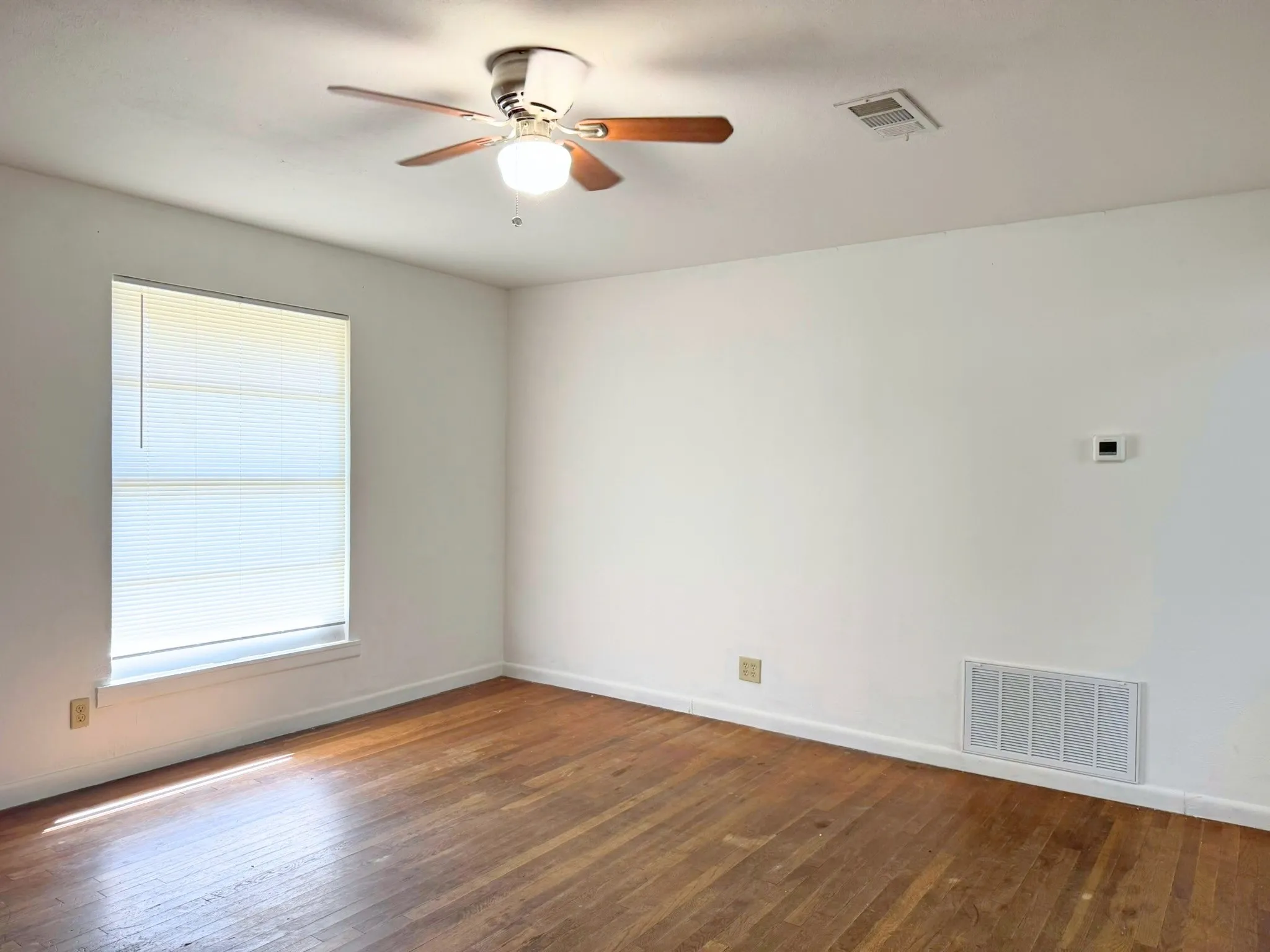 Single Family Residence For Sale in Hood County , 204 E 6th Street, Tolar, Texas 76476, 3 Bedroom, 1 Bathroom, 1 Garage spaces, 960 Sqft, built in 1977, mls#21406698, Real Estate Agent in Tolar, Homes For Sale in Hood county, Homes For Sale in Tolar, Realtor in Tolar Texas, Real Estate Brokerage Independent Realty Texas, Luminita Cordes Realtor