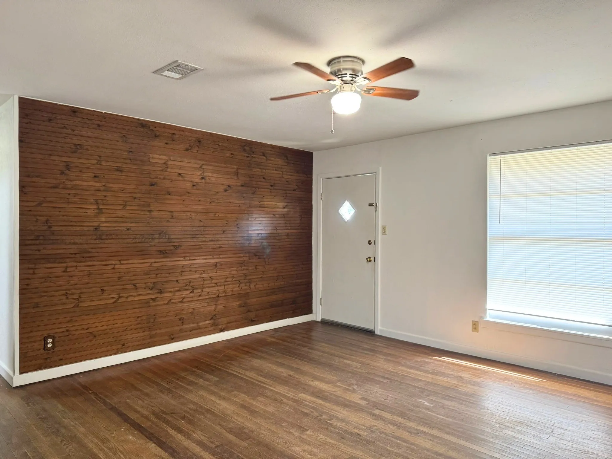 Single Family Residence For Sale in Hood County , 204 E 6th Street, Tolar, Texas 76476, 3 Bedroom, 1 Bathroom, 1 Garage spaces, 960 Sqft, built in 1977, mls#21406698, Real Estate Agent in Tolar, Homes For Sale in Hood county, Homes For Sale in Tolar, Realtor in Tolar Texas, Real Estate Brokerage Independent Realty Texas, Luminita Cordes Realtor