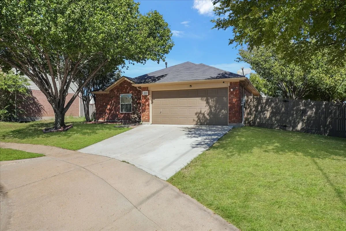 Single Family Residence For Sale in Dallas County , 1004 Cedarbrook Circle, Grand Prairie, Texas 75052, 4 Bedroom, 2 Bathroom, 2 Garage spaces, 1,960 Sqft, built in 2002, mls#21405746, Real Estate Agent in Grand Prairie, Homes For Sale in Dallas county, Homes For Sale in Grand Prairie, Realtor in Grand Prairie Texas, Real Estate Brokerage Independent Realty Texas, Luminita Cordes Realtor