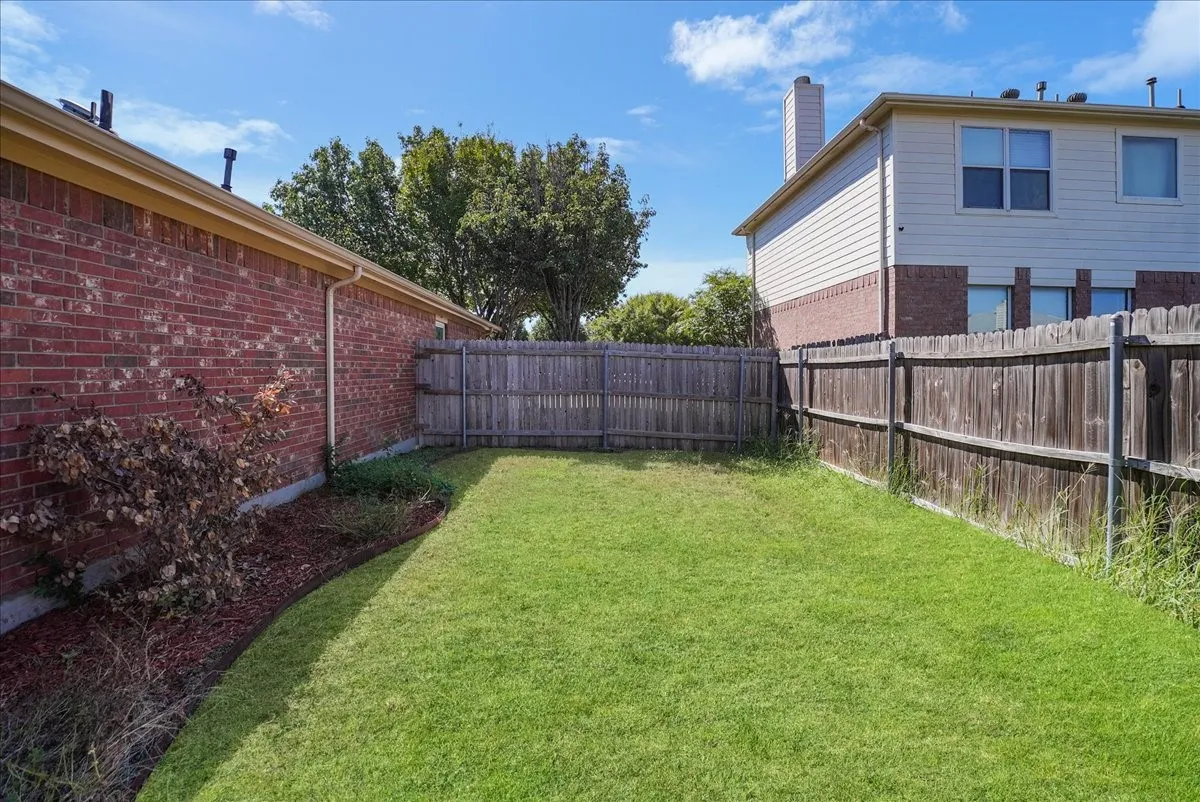 Single Family Residence For Sale in Dallas County , 1004 Cedarbrook Circle, Grand Prairie, Texas 75052, 4 Bedroom, 2 Bathroom, 2 Garage spaces, 1,960 Sqft, built in 2002, mls#21405746, Real Estate Agent in Grand Prairie, Homes For Sale in Dallas county, Homes For Sale in Grand Prairie, Realtor in Grand Prairie Texas, Real Estate Brokerage Independent Realty Texas, Luminita Cordes Realtor