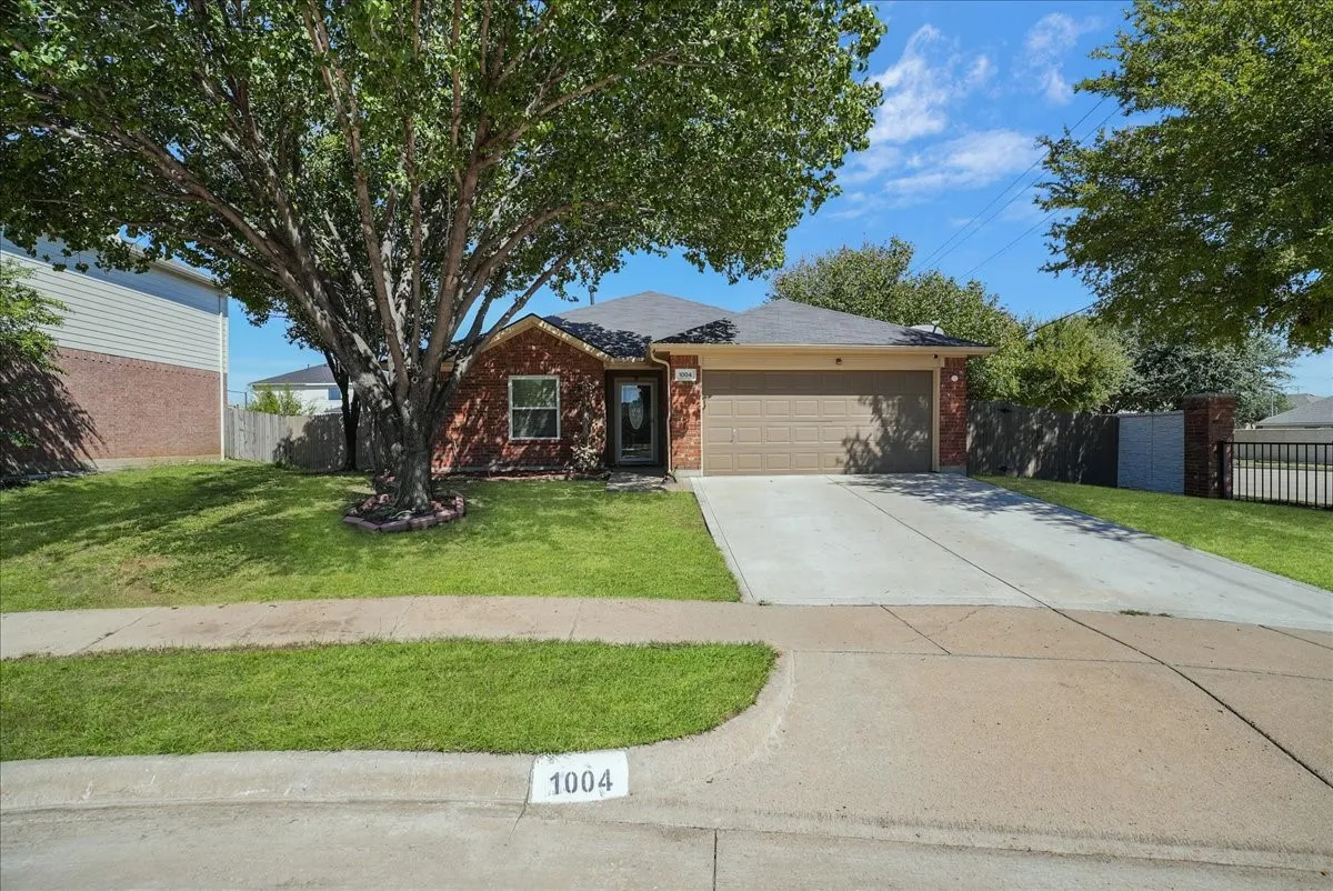 Single Family Residence For Sale in Dallas County , 1004 Cedarbrook Circle, Grand Prairie, Texas 75052, 4 Bedroom, 2 Bathroom, 2 Garage spaces, 1,960 Sqft, built in 2002, mls#21405746, Real Estate Agent in Grand Prairie, Homes For Sale in Dallas county, Homes For Sale in Grand Prairie, Realtor in Grand Prairie Texas, Real Estate Brokerage Independent Realty Texas, Luminita Cordes Realtor