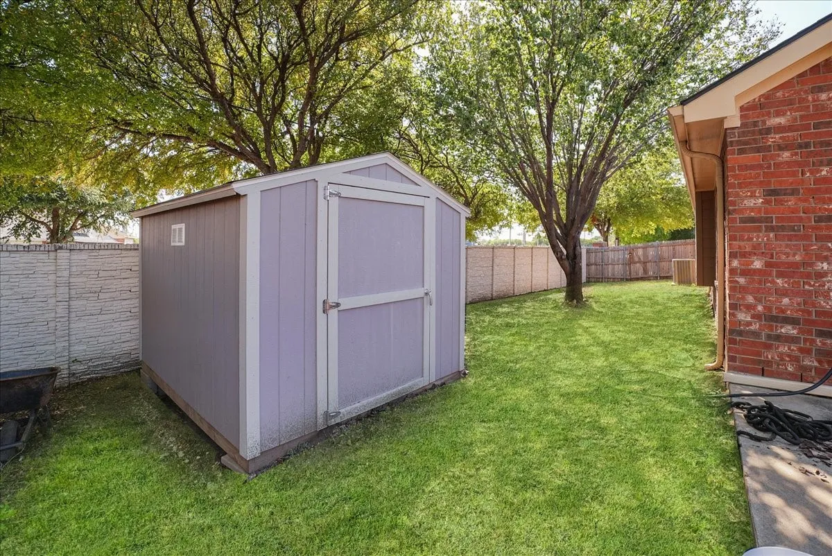 Single Family Residence For Sale in Dallas County , 1004 Cedarbrook Circle, Grand Prairie, Texas 75052, 4 Bedroom, 2 Bathroom, 2 Garage spaces, 1,960 Sqft, built in 2002, mls#21405746, Real Estate Agent in Grand Prairie, Homes For Sale in Dallas county, Homes For Sale in Grand Prairie, Realtor in Grand Prairie Texas, Real Estate Brokerage Independent Realty Texas, Luminita Cordes Realtor