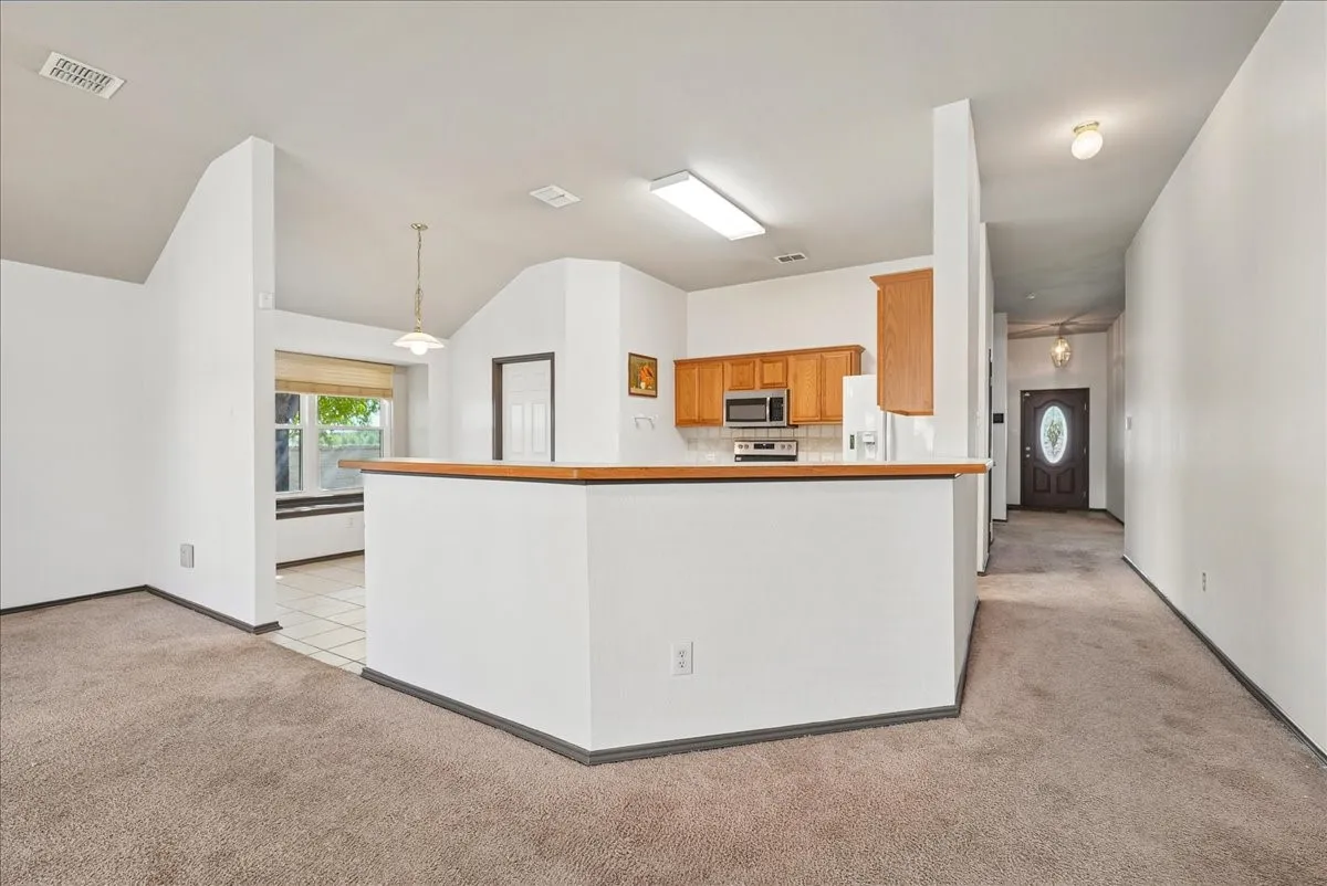 Single Family Residence For Sale in Dallas County , 1004 Cedarbrook Circle, Grand Prairie, Texas 75052, 4 Bedroom, 2 Bathroom, 2 Garage spaces, 1,960 Sqft, built in 2002, mls#21405746, Real Estate Agent in Grand Prairie, Homes For Sale in Dallas county, Homes For Sale in Grand Prairie, Realtor in Grand Prairie Texas, Real Estate Brokerage Independent Realty Texas, Luminita Cordes Realtor