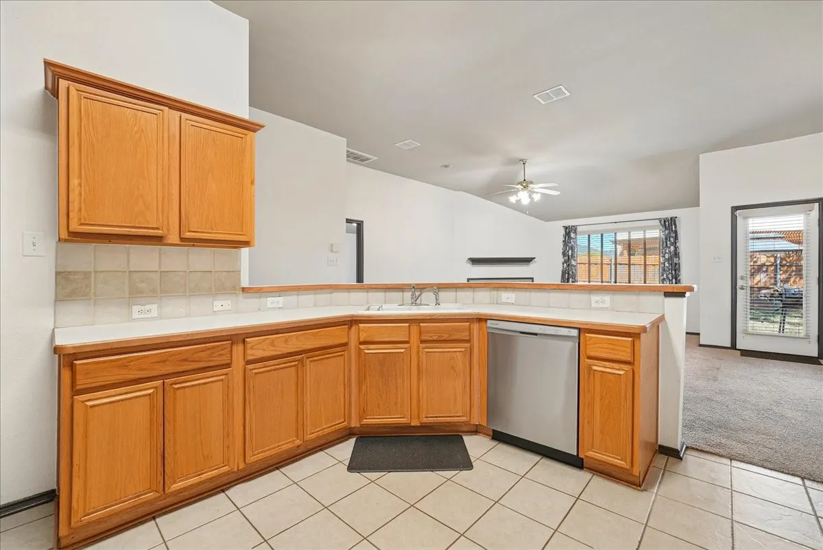 Single Family Residence For Sale in Dallas County , 1004 Cedarbrook Circle, Grand Prairie, Texas 75052, 4 Bedroom, 2 Bathroom, 2 Garage spaces, 1,960 Sqft, built in 2002, mls#21405746, Real Estate Agent in Grand Prairie, Homes For Sale in Dallas county, Homes For Sale in Grand Prairie, Realtor in Grand Prairie Texas, Real Estate Brokerage Independent Realty Texas, Luminita Cordes Realtor
