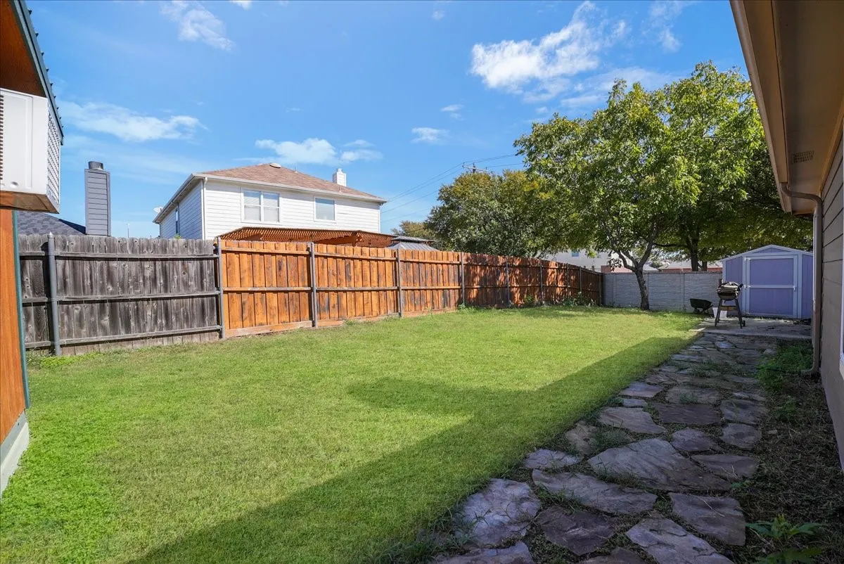 Single Family Residence For Sale in Dallas County , 1004 Cedarbrook Circle, Grand Prairie, Texas 75052, 4 Bedroom, 2 Bathroom, 2 Garage spaces, 1,960 Sqft, built in 2002, mls#21405746, Real Estate Agent in Grand Prairie, Homes For Sale in Dallas county, Homes For Sale in Grand Prairie, Realtor in Grand Prairie Texas, Real Estate Brokerage Independent Realty Texas, Luminita Cordes Realtor