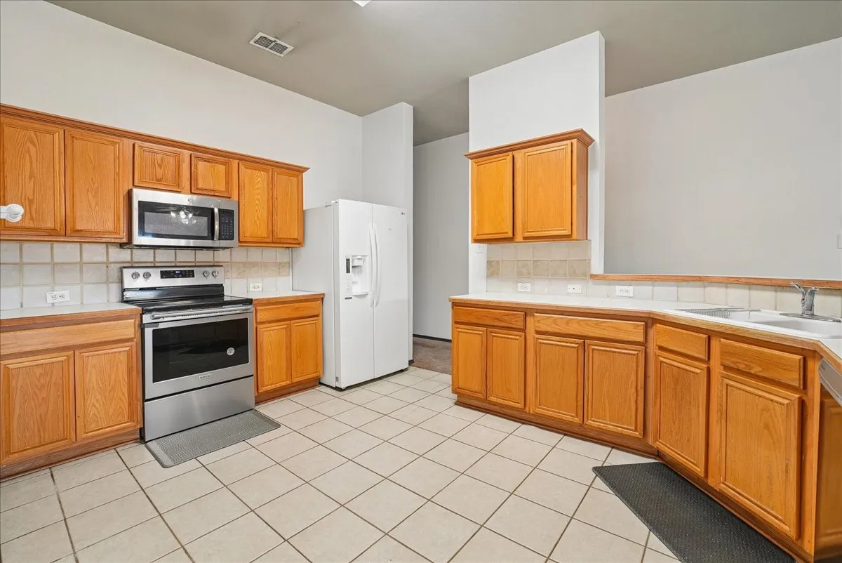 Single Family Residence For Sale in Dallas County , 1004 Cedarbrook Circle, Grand Prairie, Texas 75052, 4 Bedroom, 2 Bathroom, 2 Garage spaces, 1,960 Sqft, built in 2002, mls#21405746, Real Estate Agent in Grand Prairie, Homes For Sale in Dallas county, Homes For Sale in Grand Prairie, Realtor in Grand Prairie Texas, Real Estate Brokerage Independent Realty Texas, Luminita Cordes Realtor
