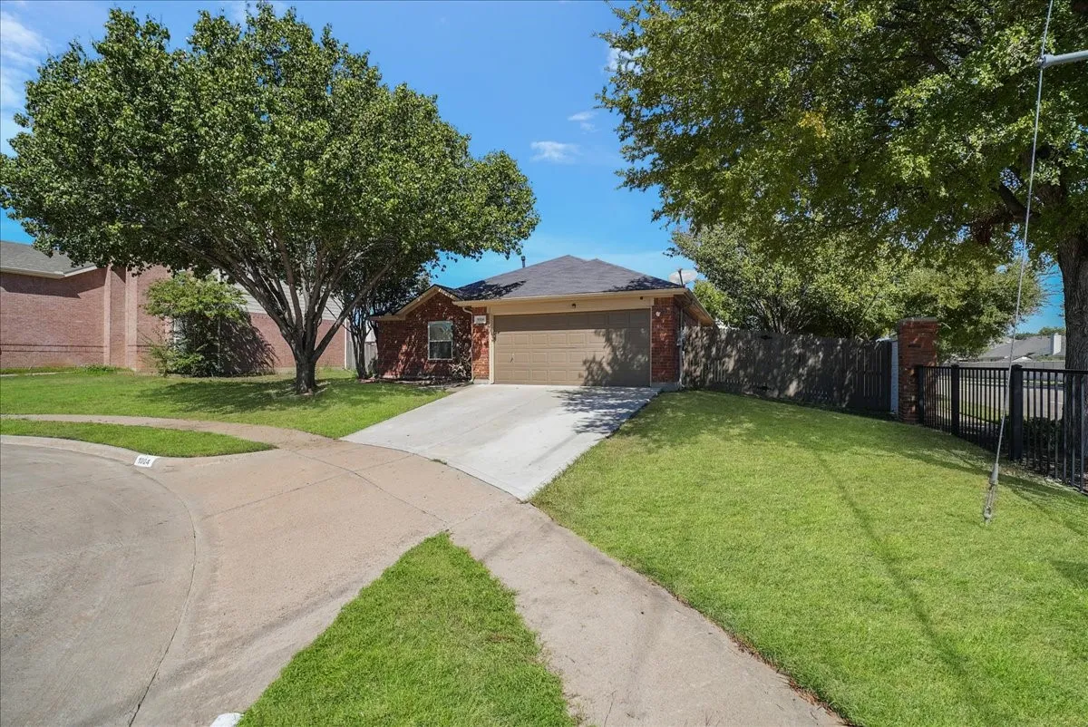 Single Family Residence For Sale in Dallas County , 1004 Cedarbrook Circle, Grand Prairie, Texas 75052, 4 Bedroom, 2 Bathroom, 2 Garage spaces, 1,960 Sqft, built in 2002, mls#21405746, Real Estate Agent in Grand Prairie, Homes For Sale in Dallas county, Homes For Sale in Grand Prairie, Realtor in Grand Prairie Texas, Real Estate Brokerage Independent Realty Texas, Luminita Cordes Realtor