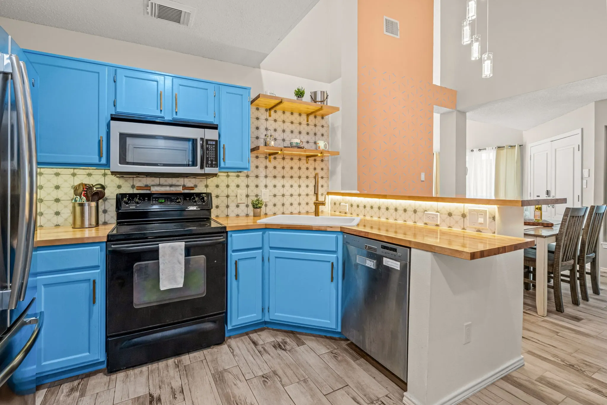 Single Family Residence For Sale in Denton County , 2054 Wanderlust Drive, Lewisville, Texas 75067, 3 Bedroom, 2 Bathroom, 2 Garage spaces, 1,370 Sqft, built in 1986, mls#21383462, Real Estate Agent in Lewisville, Homes For Sale in Denton county, Homes For Sale in Lewisville, Realtor in Lewisville Texas, Real Estate Brokerage Independent Realty Texas, Luminita Cordes Realtor