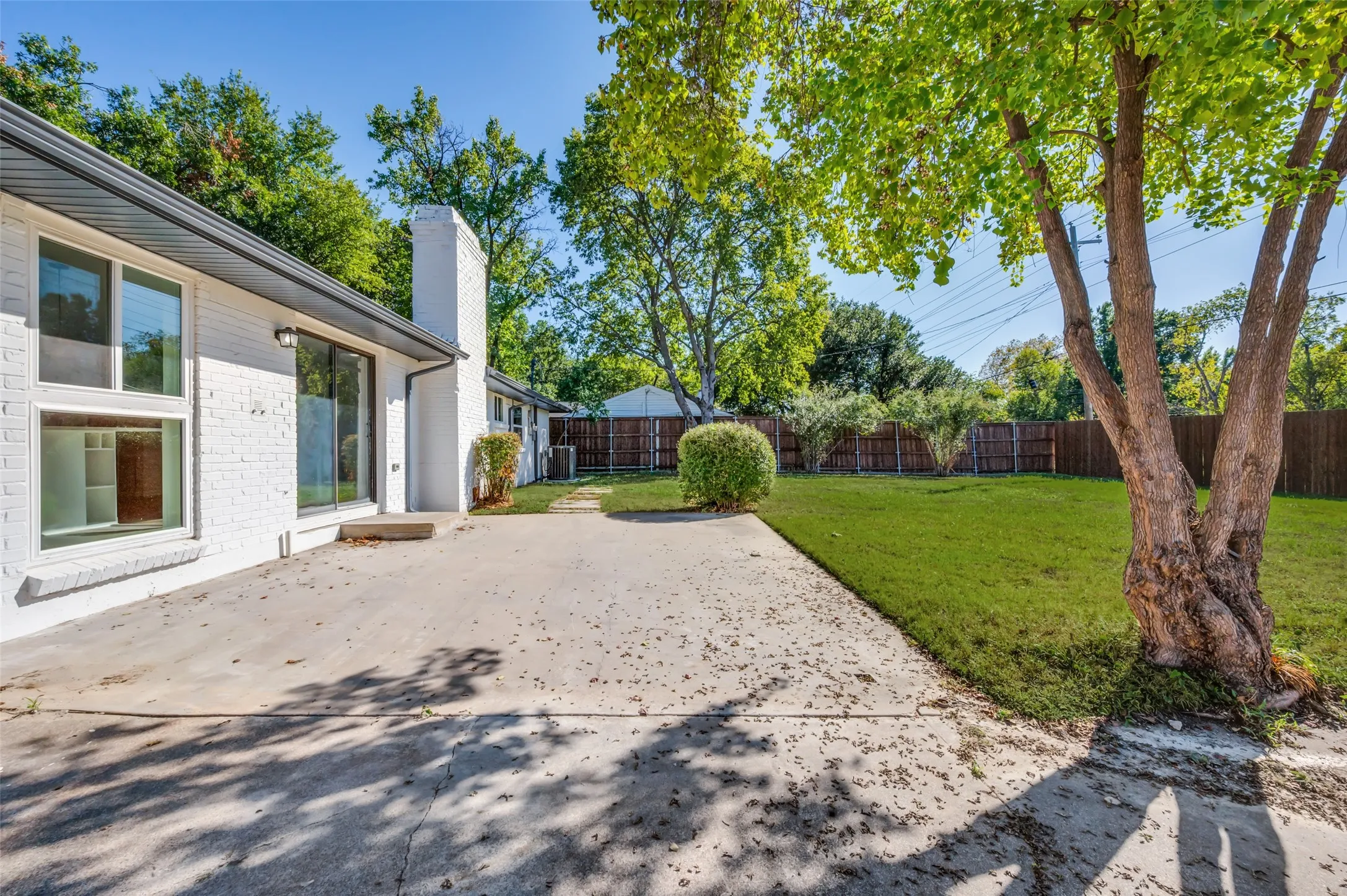 Single Family Residence For Sale in Dallas County , 10435 Cromwell Drive, Dallas, Texas 75229, 3 Bedroom, 2 Bathroom, 2 Garage spaces, 1,898 Sqft, built in 1957, mls#21407307, Real Estate Agent in Dallas, Homes For Sale in Dallas county, Homes For Sale in Dallas, Realtor in Dallas Texas, Real Estate Brokerage Independent Realty Texas, Luminita Cordes Realtor