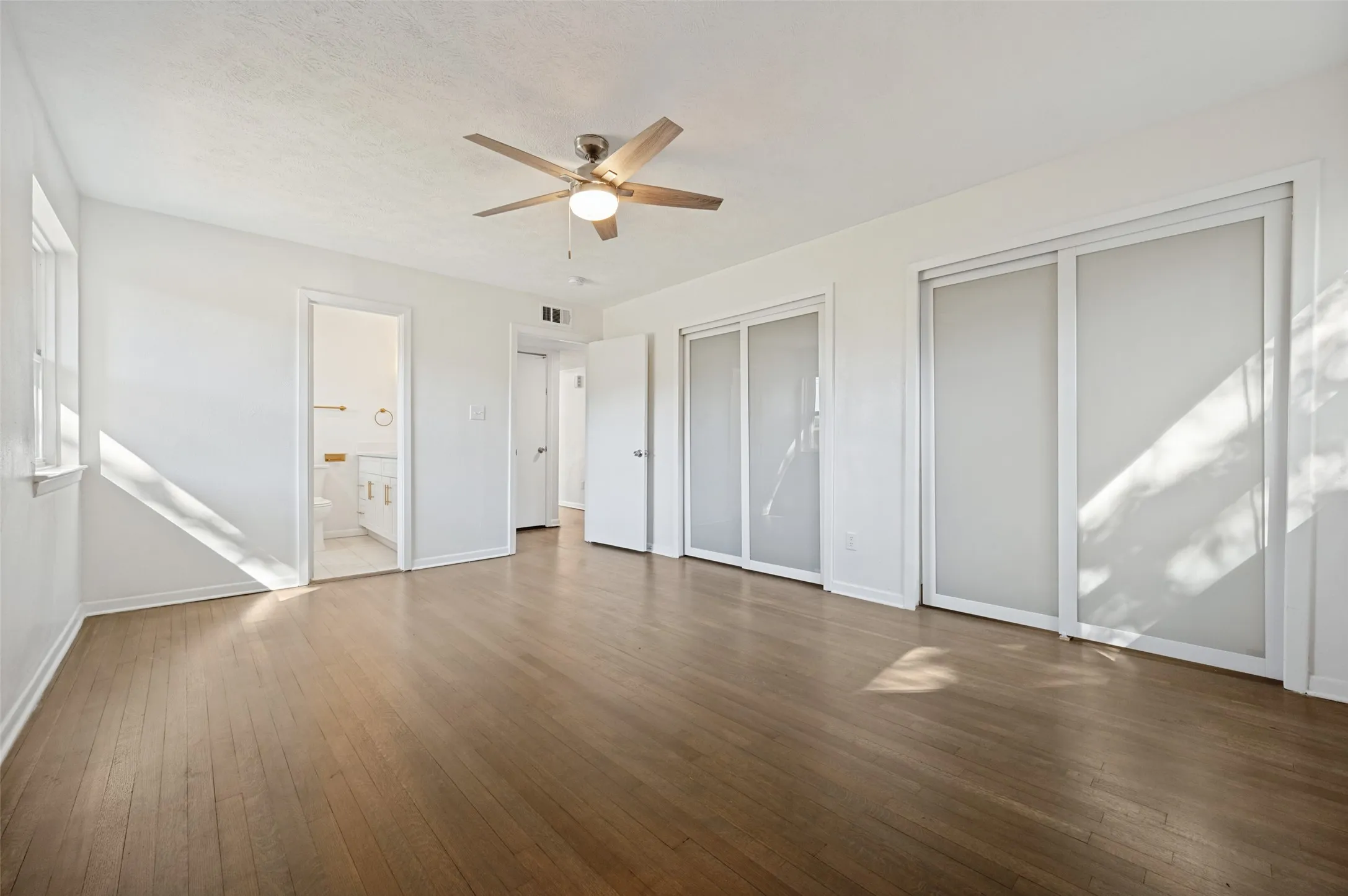 Single Family Residence For Sale in Dallas County , 10435 Cromwell Drive, Dallas, Texas 75229, 3 Bedroom, 2 Bathroom, 2 Garage spaces, 1,898 Sqft, built in 1957, mls#21407307, Real Estate Agent in Dallas, Homes For Sale in Dallas county, Homes For Sale in Dallas, Realtor in Dallas Texas, Real Estate Brokerage Independent Realty Texas, Luminita Cordes Realtor