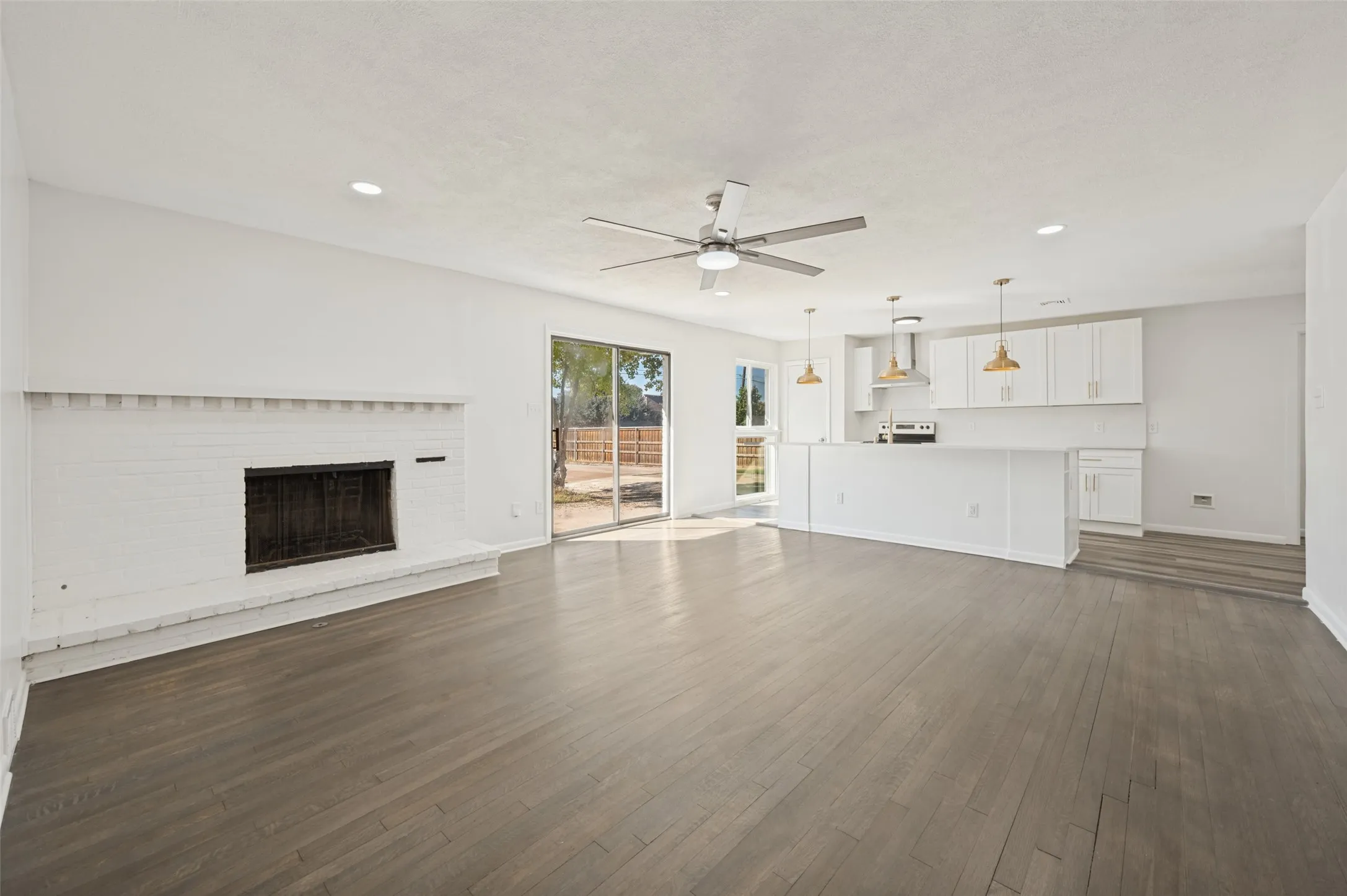 Single Family Residence For Sale in Dallas County , 10435 Cromwell Drive, Dallas, Texas 75229, 3 Bedroom, 2 Bathroom, 2 Garage spaces, 1,898 Sqft, built in 1957, mls#21407307, Real Estate Agent in Dallas, Homes For Sale in Dallas county, Homes For Sale in Dallas, Realtor in Dallas Texas, Real Estate Brokerage Independent Realty Texas, Luminita Cordes Realtor