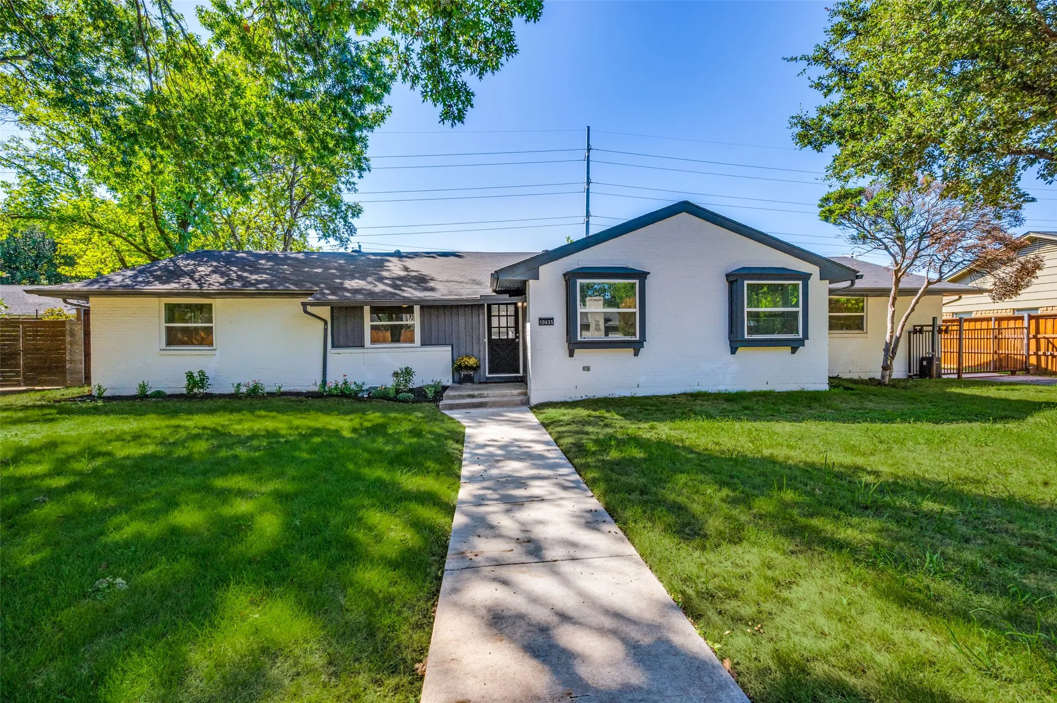 Single Family Residence For Sale in Dallas County , 10435 Cromwell Drive, Dallas, Texas 75229, 3 Bedroom, 2 Bathroom, 2 Garage spaces, 1,898 Sqft, built in 1957, mls#21407307, Real Estate Agent in Dallas, Homes For Sale in Dallas county, Homes For Sale in Dallas, Realtor in Dallas Texas, Real Estate Brokerage Independent Realty Texas, Luminita Cordes Realtor