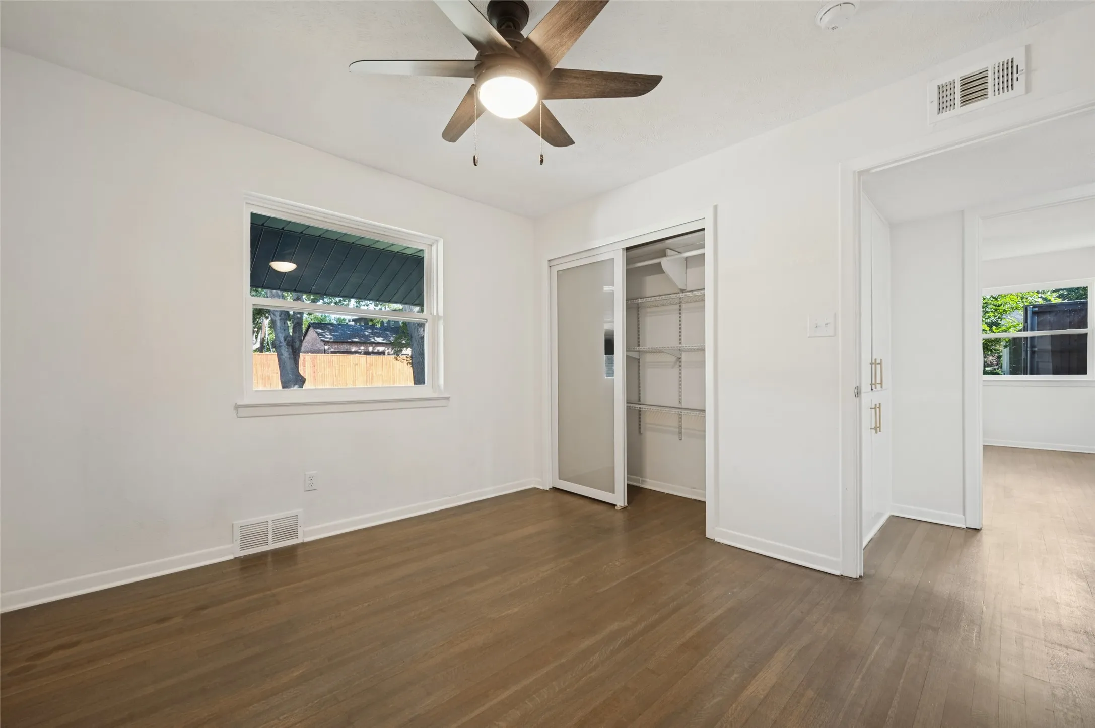 Single Family Residence For Sale in Dallas County , 10435 Cromwell Drive, Dallas, Texas 75229, 3 Bedroom, 2 Bathroom, 2 Garage spaces, 1,898 Sqft, built in 1957, mls#21407307, Real Estate Agent in Dallas, Homes For Sale in Dallas county, Homes For Sale in Dallas, Realtor in Dallas Texas, Real Estate Brokerage Independent Realty Texas, Luminita Cordes Realtor