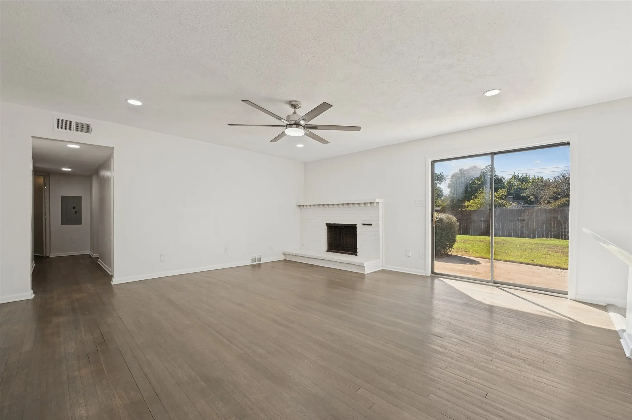 Single Family Residence For Sale in Dallas County , 10435 Cromwell Drive, Dallas, Texas 75229, 3 Bedroom, 2 Bathroom, 2 Garage spaces, 1,898 Sqft, built in 1957, mls#21407307, Real Estate Agent in Dallas, Homes For Sale in Dallas county, Homes For Sale in Dallas, Realtor in Dallas Texas, Real Estate Brokerage Independent Realty Texas, Luminita Cordes Realtor