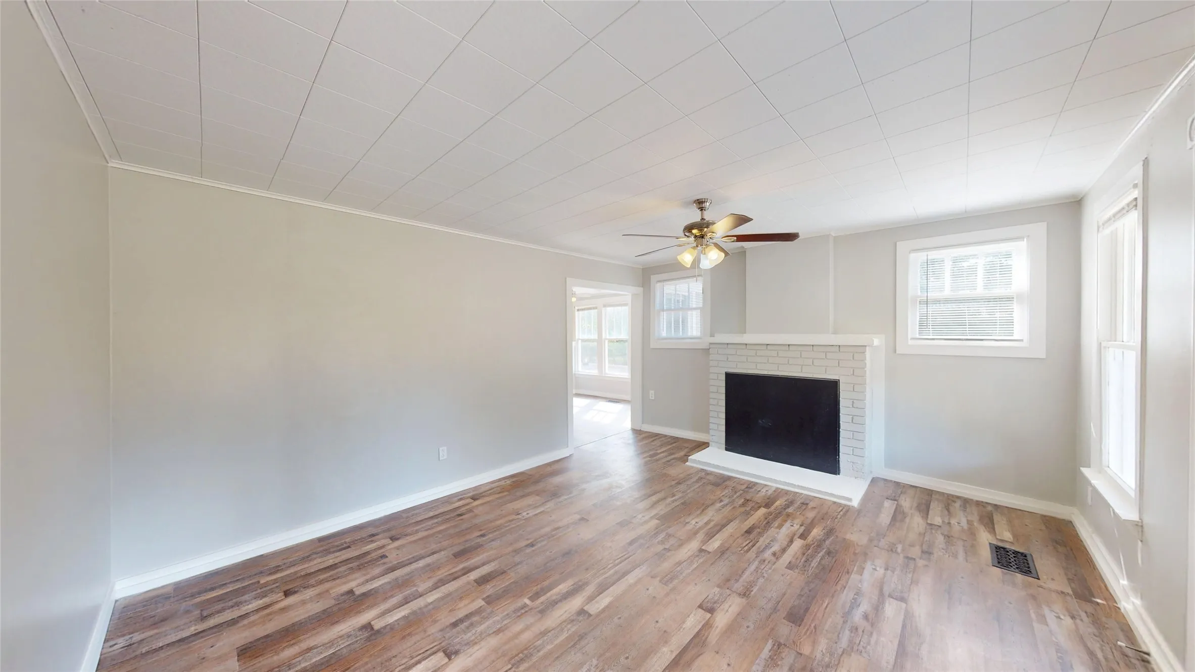 Single Family Residence For Sale in Grayson County , 300 W Moore Street, Sherman, Texas 75090, 3 Bedroom, 2 Bathroom, Garage spaces, 1,388 Sqft, built in 1900, mls#21407210, Real Estate Agent in Sherman, Homes For Sale in Grayson county, Homes For Sale in Sherman, Realtor in Sherman Texas, Real Estate Brokerage Independent Realty Texas, Luminita Cordes Realtor