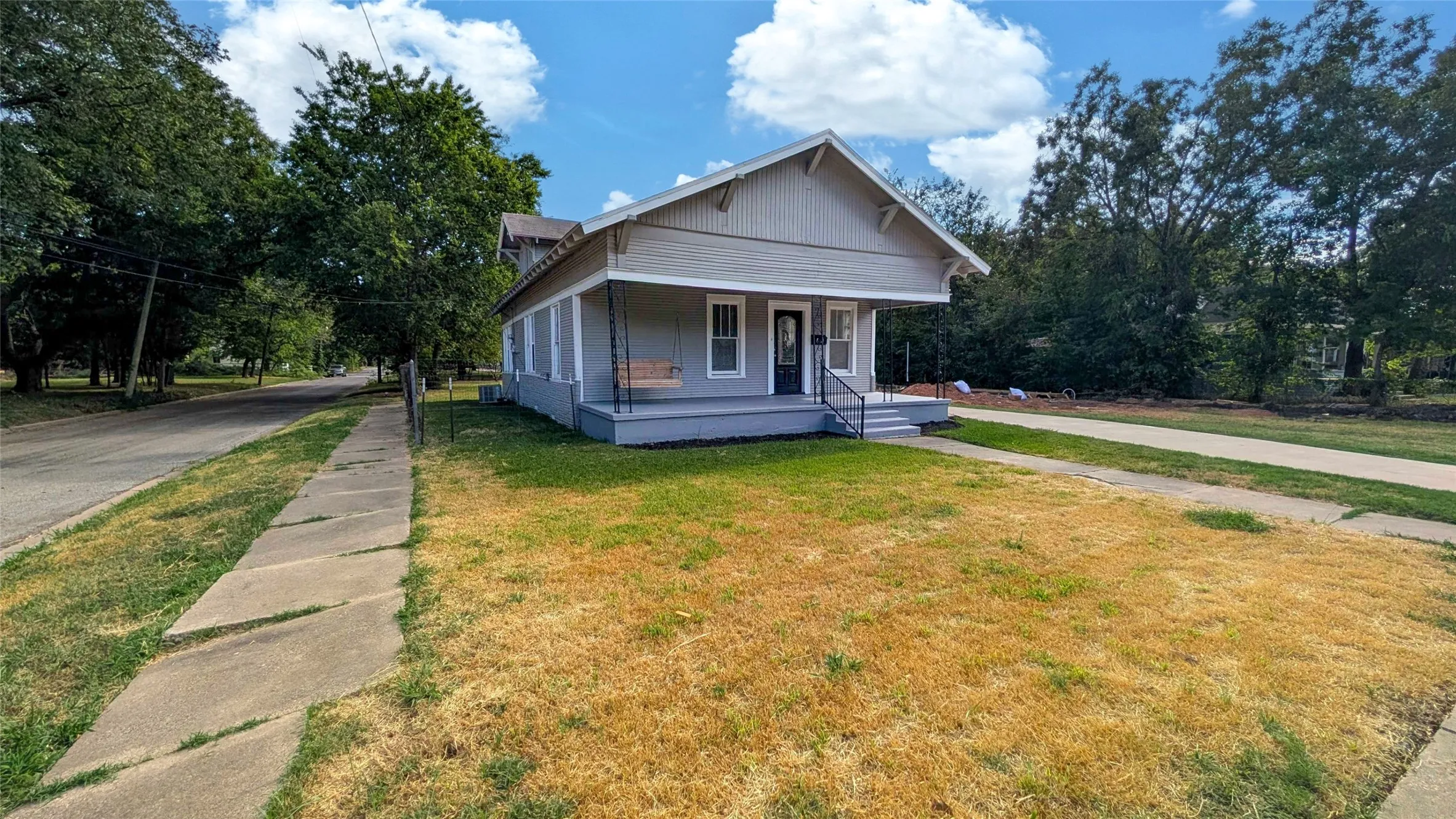 Single Family Residence For Sale in Grayson County , 300 W Moore Street, Sherman, Texas 75090, 3 Bedroom, 2 Bathroom, Garage spaces, 1,388 Sqft, built in 1900, mls#21407210, Real Estate Agent in Sherman, Homes For Sale in Grayson county, Homes For Sale in Sherman, Realtor in Sherman Texas, Real Estate Brokerage Independent Realty Texas, Luminita Cordes Realtor