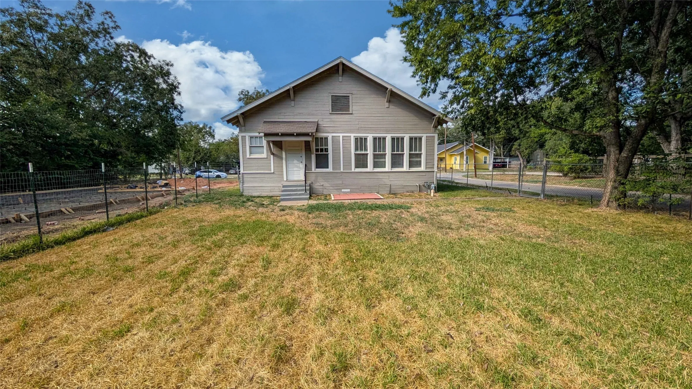 Single Family Residence For Sale in Grayson County , 300 W Moore Street, Sherman, Texas 75090, 3 Bedroom, 2 Bathroom, Garage spaces, 1,388 Sqft, built in 1900, mls#21407210, Real Estate Agent in Sherman, Homes For Sale in Grayson county, Homes For Sale in Sherman, Realtor in Sherman Texas, Real Estate Brokerage Independent Realty Texas, Luminita Cordes Realtor