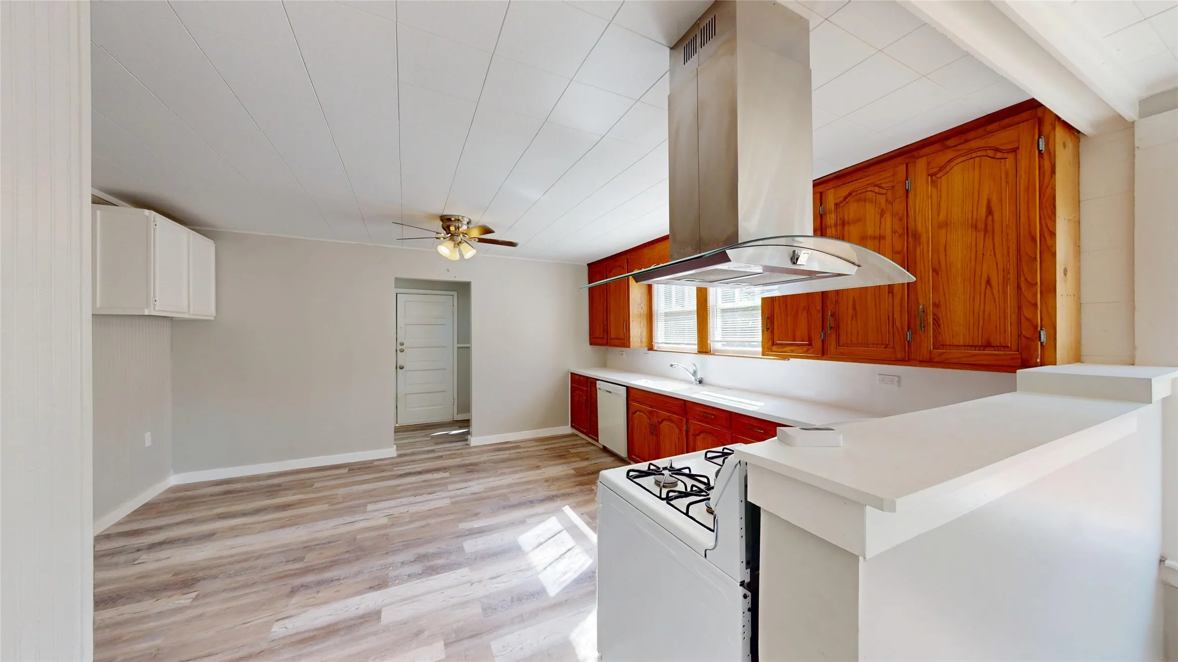 Single Family Residence For Sale in Grayson County , 300 W Moore Street, Sherman, Texas 75090, 3 Bedroom, 2 Bathroom, Garage spaces, 1,388 Sqft, built in 1900, mls#21407210, Real Estate Agent in Sherman, Homes For Sale in Grayson county, Homes For Sale in Sherman, Realtor in Sherman Texas, Real Estate Brokerage Independent Realty Texas, Luminita Cordes Realtor