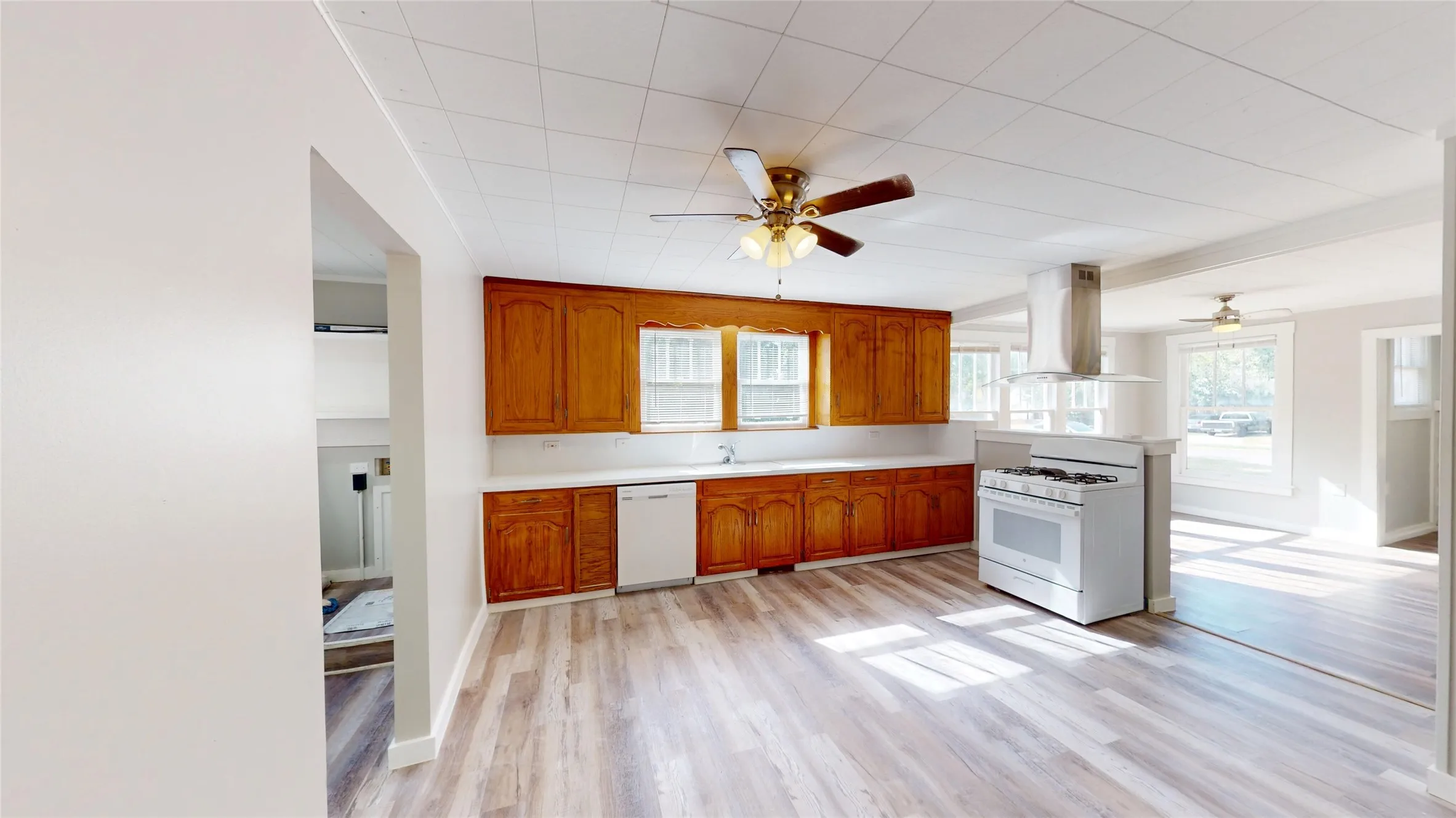 Single Family Residence For Sale in Grayson County , 300 W Moore Street, Sherman, Texas 75090, 3 Bedroom, 2 Bathroom, Garage spaces, 1,388 Sqft, built in 1900, mls#21407210, Real Estate Agent in Sherman, Homes For Sale in Grayson county, Homes For Sale in Sherman, Realtor in Sherman Texas, Real Estate Brokerage Independent Realty Texas, Luminita Cordes Realtor