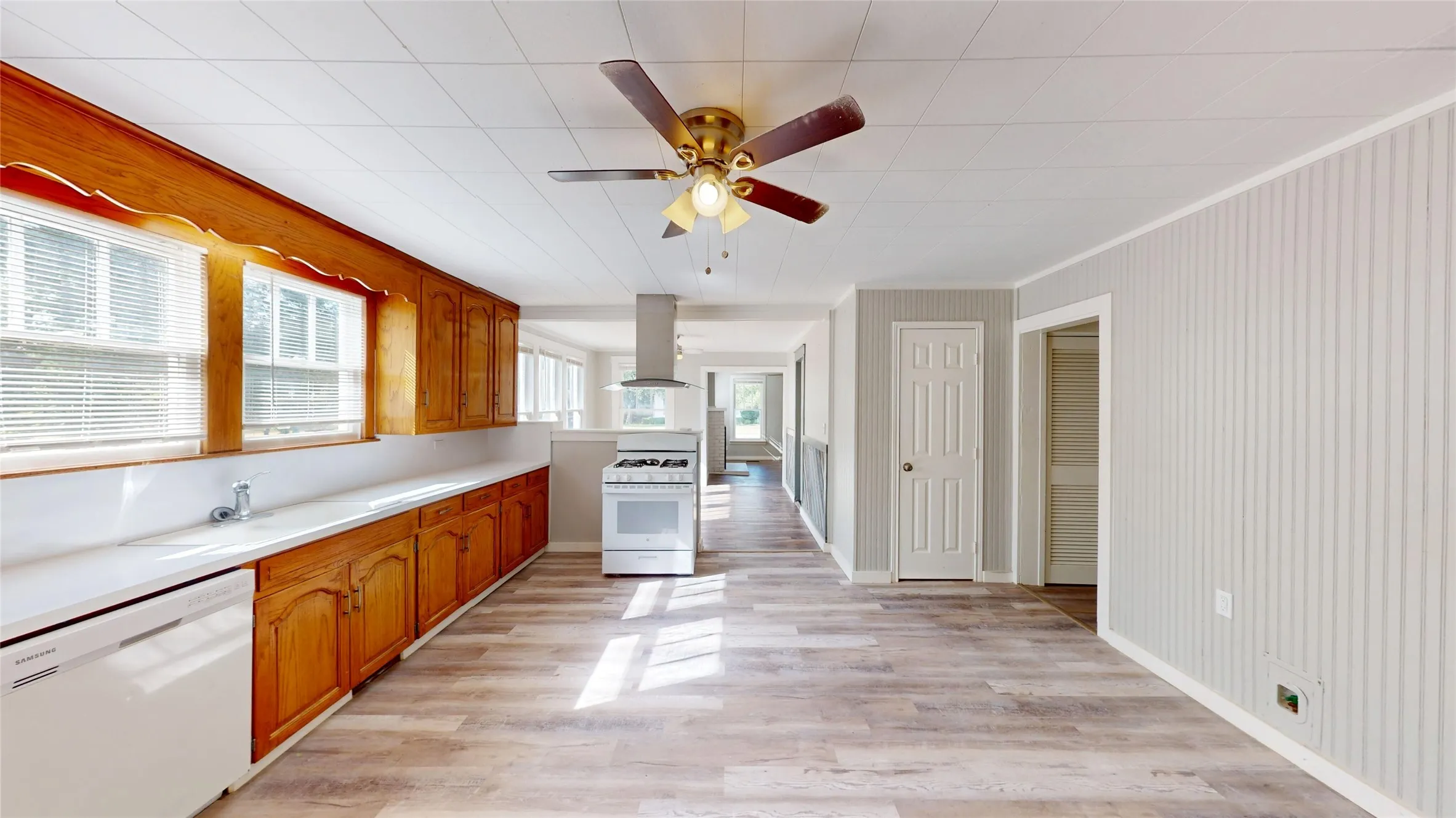 Single Family Residence For Sale in Grayson County , 300 W Moore Street, Sherman, Texas 75090, 3 Bedroom, 2 Bathroom, Garage spaces, 1,388 Sqft, built in 1900, mls#21407210, Real Estate Agent in Sherman, Homes For Sale in Grayson county, Homes For Sale in Sherman, Realtor in Sherman Texas, Real Estate Brokerage Independent Realty Texas, Luminita Cordes Realtor