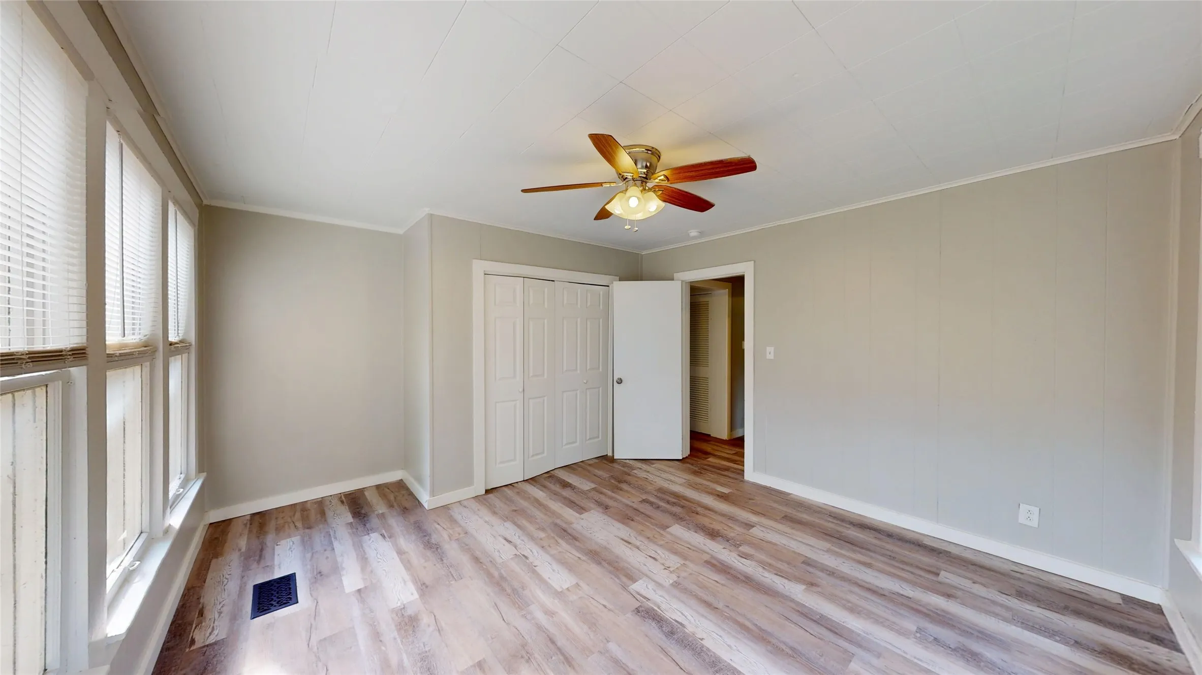Single Family Residence For Sale in Grayson County , 300 W Moore Street, Sherman, Texas 75090, 3 Bedroom, 2 Bathroom, Garage spaces, 1,388 Sqft, built in 1900, mls#21407210, Real Estate Agent in Sherman, Homes For Sale in Grayson county, Homes For Sale in Sherman, Realtor in Sherman Texas, Real Estate Brokerage Independent Realty Texas, Luminita Cordes Realtor