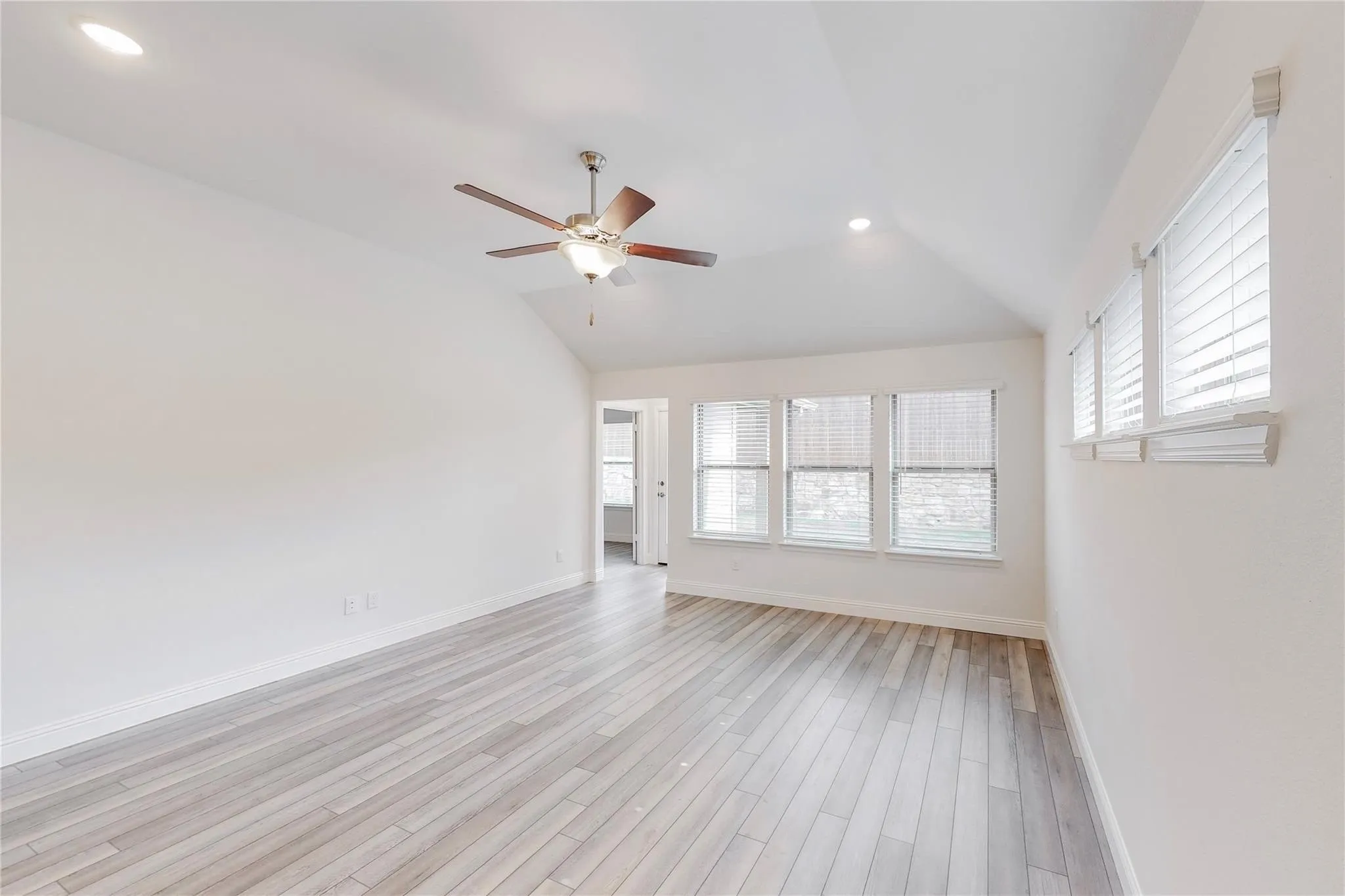 Single Family Residence For Sale in Collin County , 272 Tallgrass Drive, Lavon, Texas 75166, 5 Bedroom, 3 Bathroom, 2 Garage spaces, 2,353 Sqft, built in 2022, mls#21395561, Real Estate Agent in Lavon, Homes For Sale in Collin county, Homes For Sale in Lavon, Realtor in Lavon Texas, Real Estate Brokerage Independent Realty Texas, Luminita Cordes Realtor