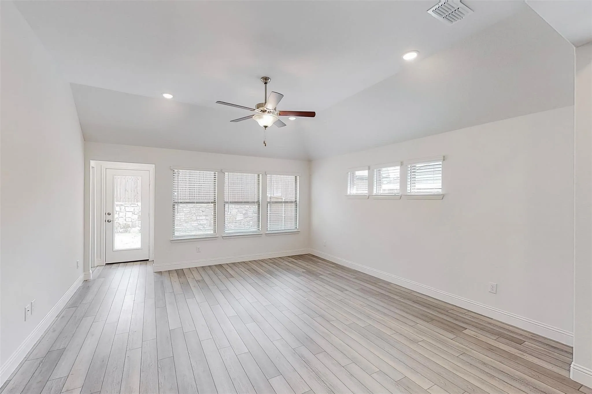 Single Family Residence For Sale in Collin County , 272 Tallgrass Drive, Lavon, Texas 75166, 5 Bedroom, 3 Bathroom, 2 Garage spaces, 2,353 Sqft, built in 2022, mls#21395561, Real Estate Agent in Lavon, Homes For Sale in Collin county, Homes For Sale in Lavon, Realtor in Lavon Texas, Real Estate Brokerage Independent Realty Texas, Luminita Cordes Realtor