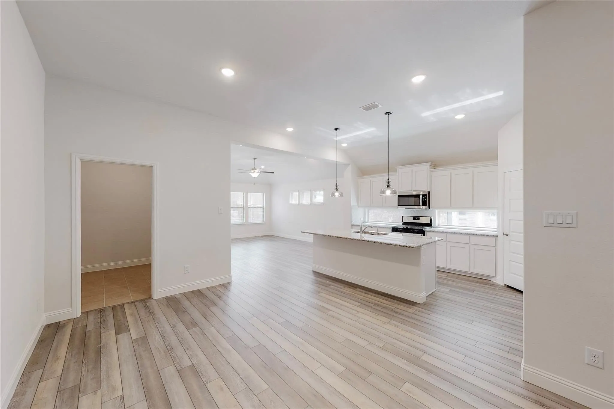 Single Family Residence For Sale in Collin County , 272 Tallgrass Drive, Lavon, Texas 75166, 5 Bedroom, 3 Bathroom, 2 Garage spaces, 2,353 Sqft, built in 2022, mls#21395561, Real Estate Agent in Lavon, Homes For Sale in Collin county, Homes For Sale in Lavon, Realtor in Lavon Texas, Real Estate Brokerage Independent Realty Texas, Luminita Cordes Realtor