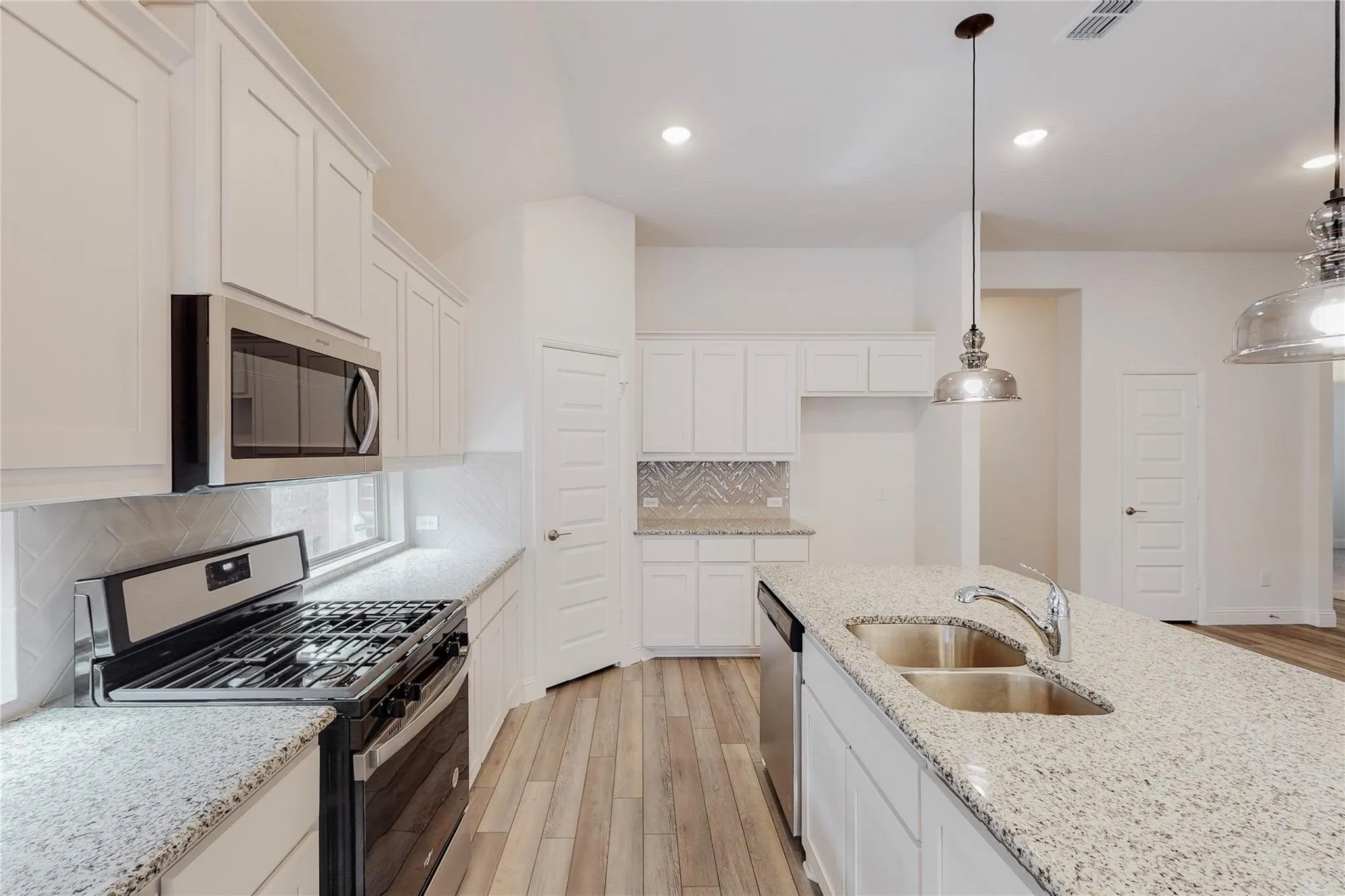 Single Family Residence For Sale in Collin County , 272 Tallgrass Drive, Lavon, Texas 75166, 5 Bedroom, 3 Bathroom, 2 Garage spaces, 2,353 Sqft, built in 2022, mls#21395561, Real Estate Agent in Lavon, Homes For Sale in Collin county, Homes For Sale in Lavon, Realtor in Lavon Texas, Real Estate Brokerage Independent Realty Texas, Luminita Cordes Realtor