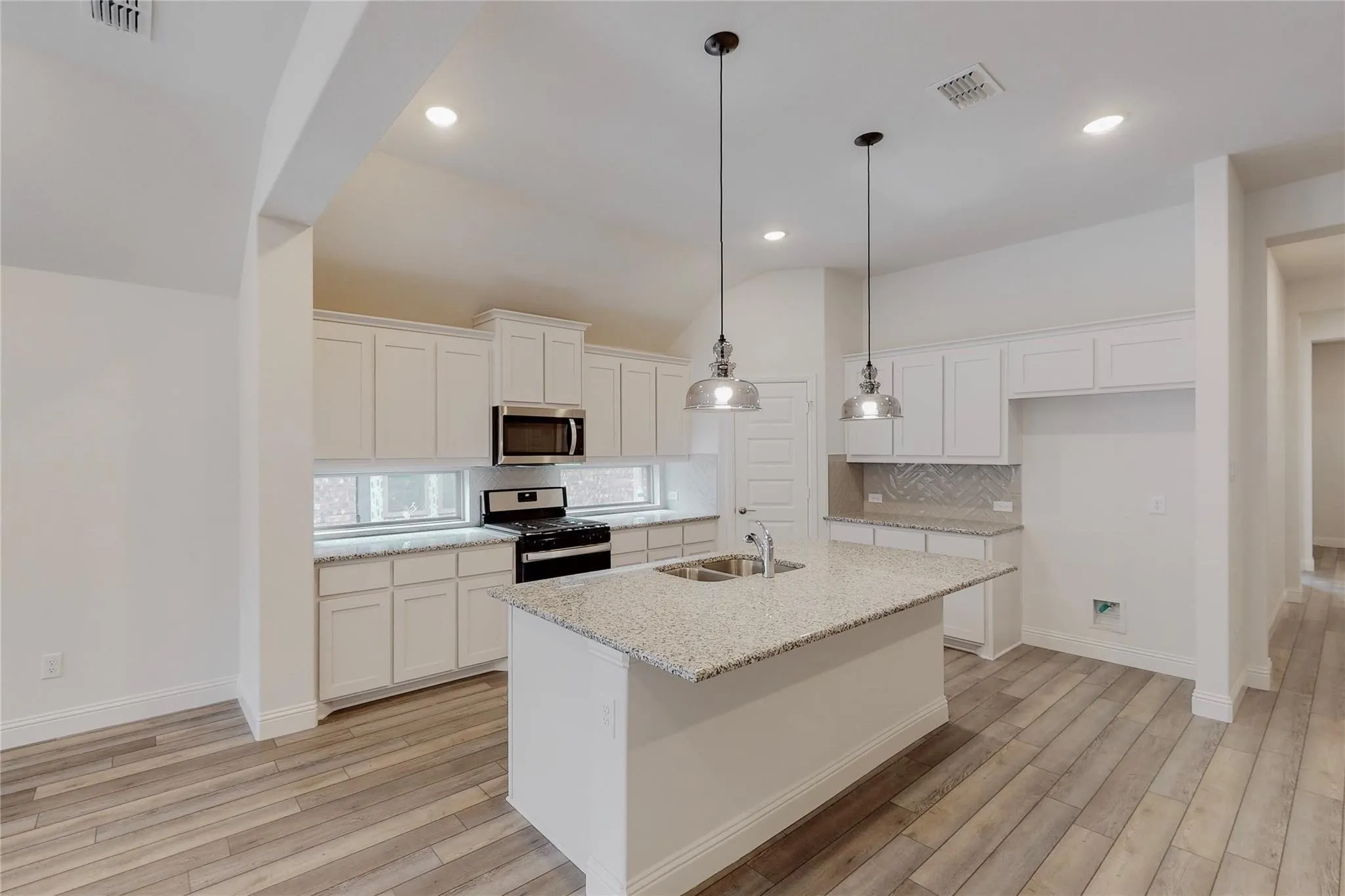 Single Family Residence For Sale in Collin County , 272 Tallgrass Drive, Lavon, Texas 75166, 5 Bedroom, 3 Bathroom, 2 Garage spaces, 2,353 Sqft, built in 2022, mls#21395561, Real Estate Agent in Lavon, Homes For Sale in Collin county, Homes For Sale in Lavon, Realtor in Lavon Texas, Real Estate Brokerage Independent Realty Texas, Luminita Cordes Realtor