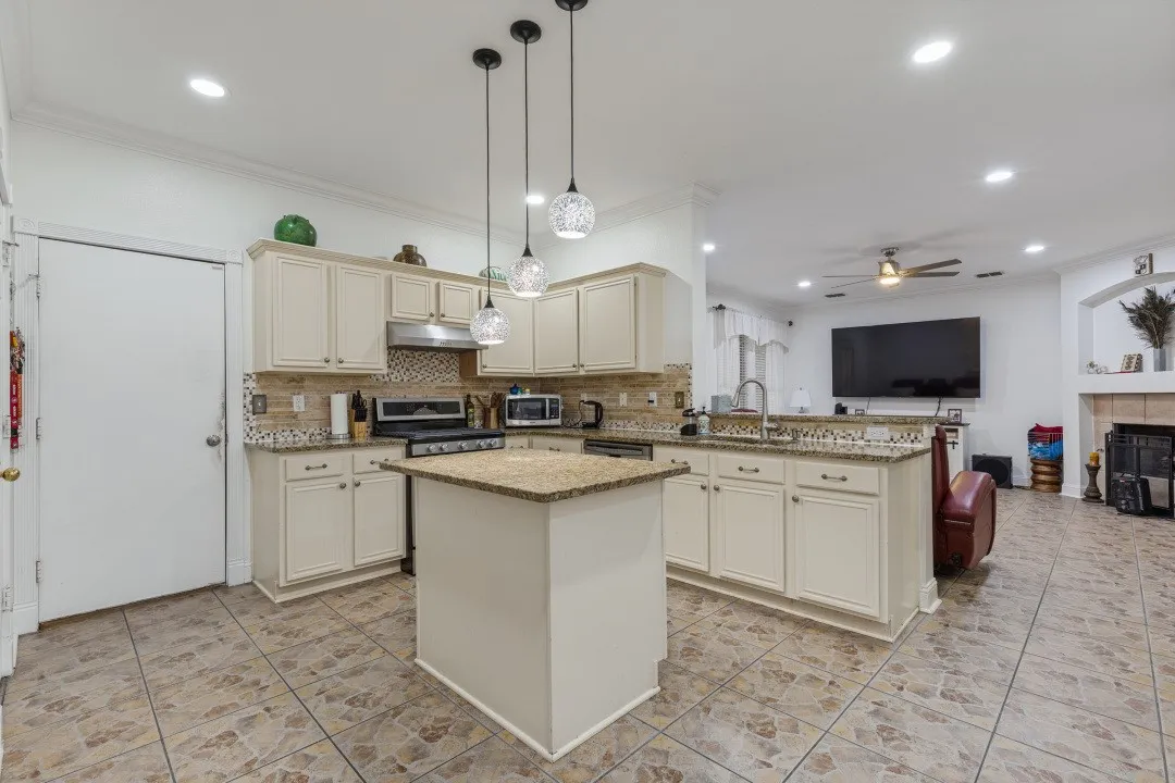 Single Family Residence For Sale in Dallas County , 702 Garnet Drive, Mesquite, Texas 75149, 5 Bedroom, 3 Bathroom, 2 Garage spaces, 2,990 Sqft, built in 2000, mls#21398251, Real Estate Agent in Mesquite, Homes For Sale in Dallas county, Homes For Sale in Mesquite, Realtor in Mesquite Texas, Real Estate Brokerage Independent Realty Texas, Luminita Cordes Realtor
