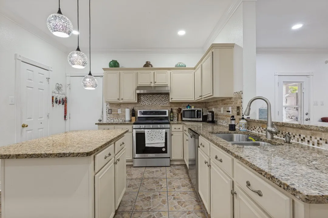 Single Family Residence For Sale in Dallas County , 702 Garnet Drive, Mesquite, Texas 75149, 5 Bedroom, 3 Bathroom, 2 Garage spaces, 2,990 Sqft, built in 2000, mls#21398251, Real Estate Agent in Mesquite, Homes For Sale in Dallas county, Homes For Sale in Mesquite, Realtor in Mesquite Texas, Real Estate Brokerage Independent Realty Texas, Luminita Cordes Realtor